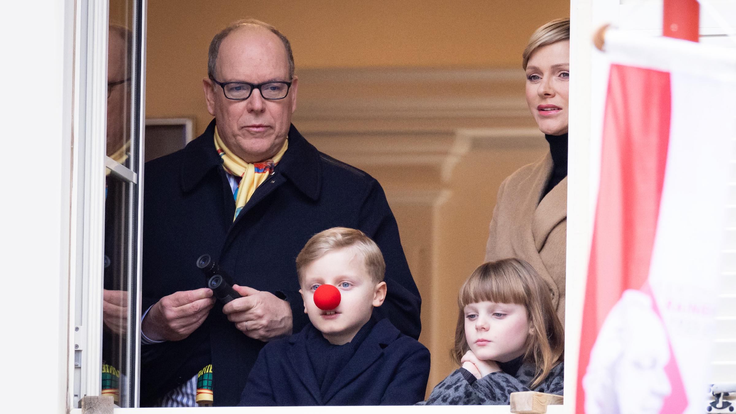 Die Königsfamilie von Monaco und Prinz Jacques mit einer roten Clownsnase