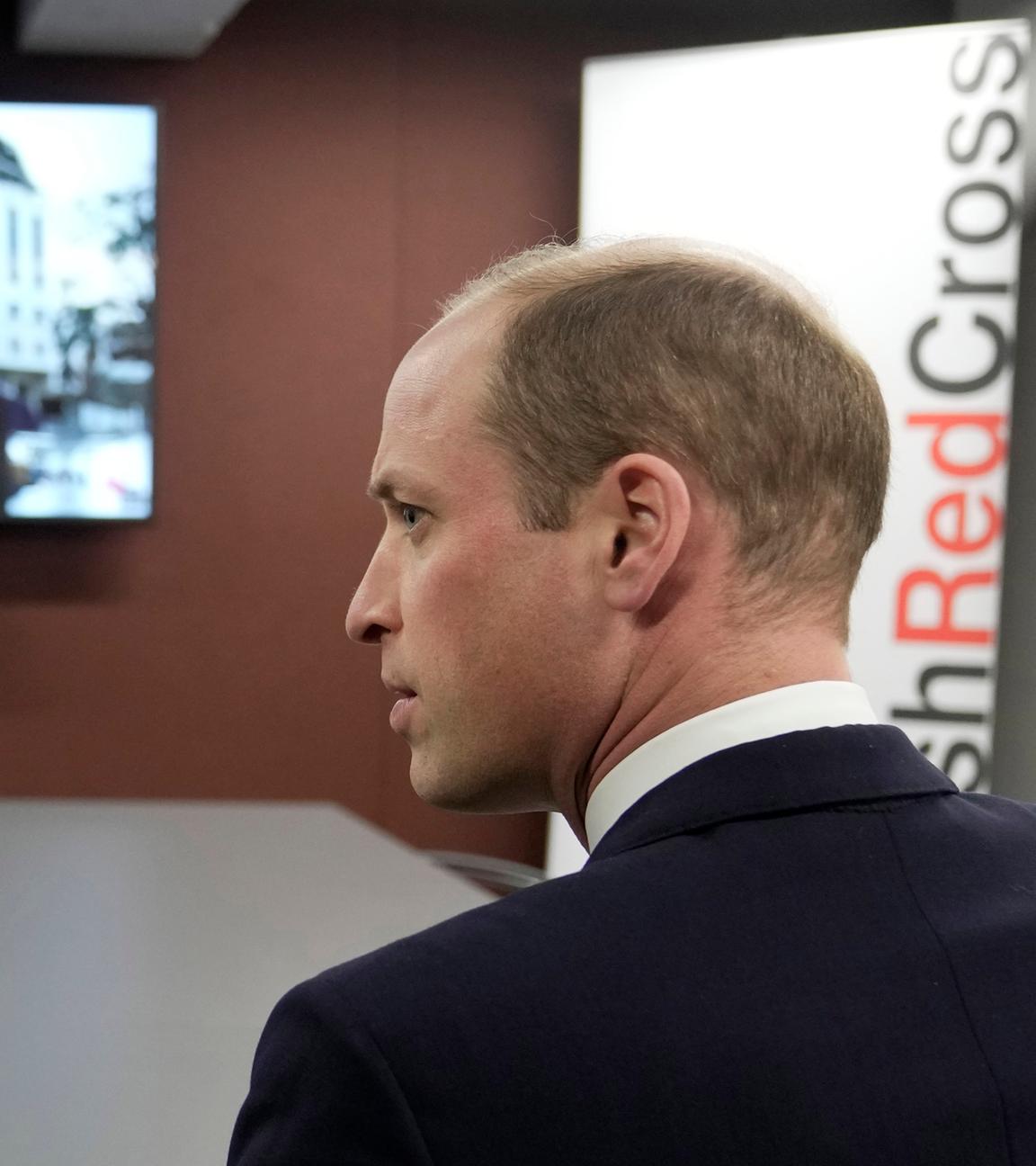 Großbritannien, London: William (vorne), Prinz von Wales, hört Pascal Hundt, Senior Crisis Manager des Internationalen Komitees des Roten Kreuzes, bei einer Videoschalte aus Gaza.