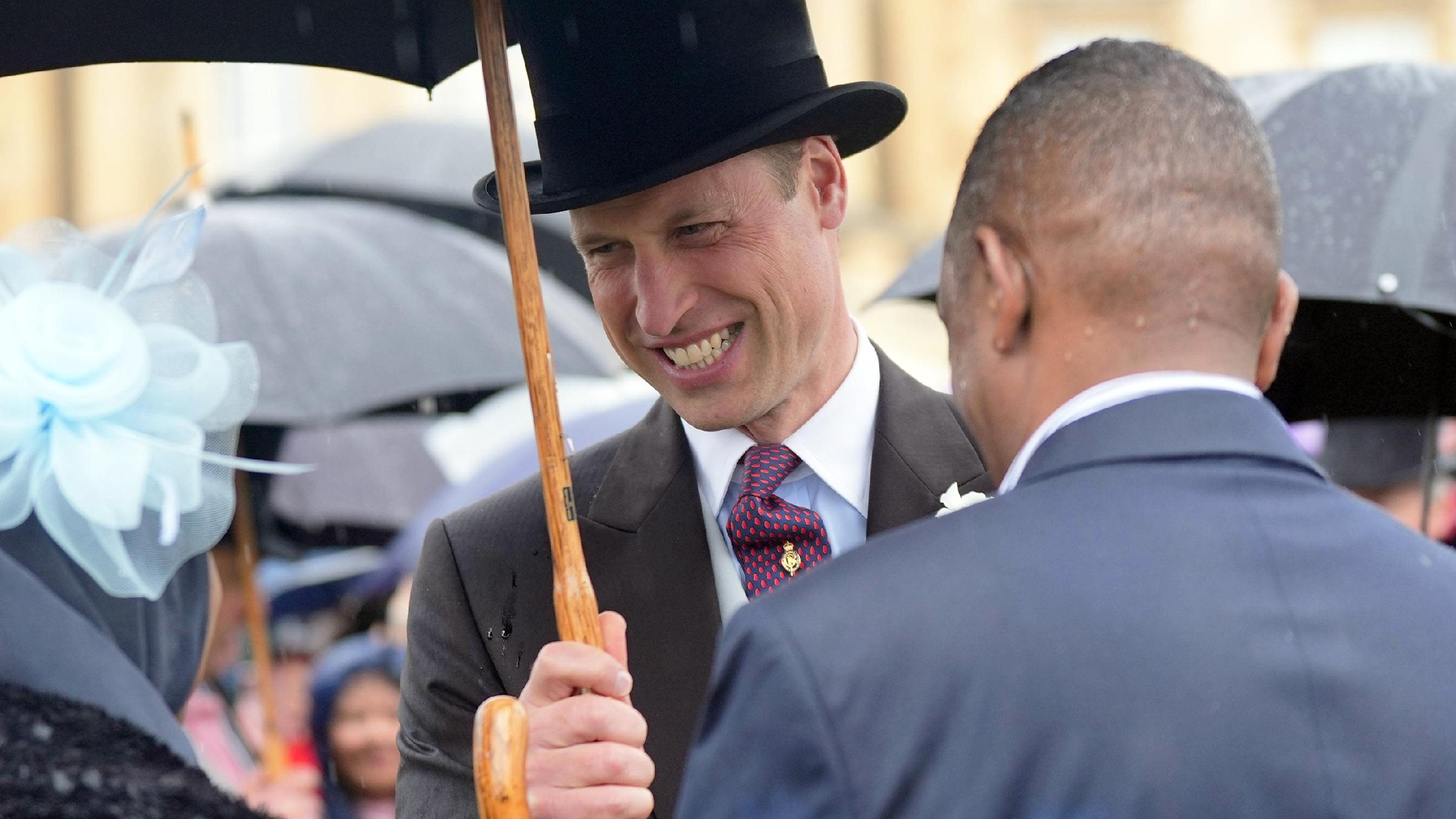 Prinz William mit Schirm und Zylinder 