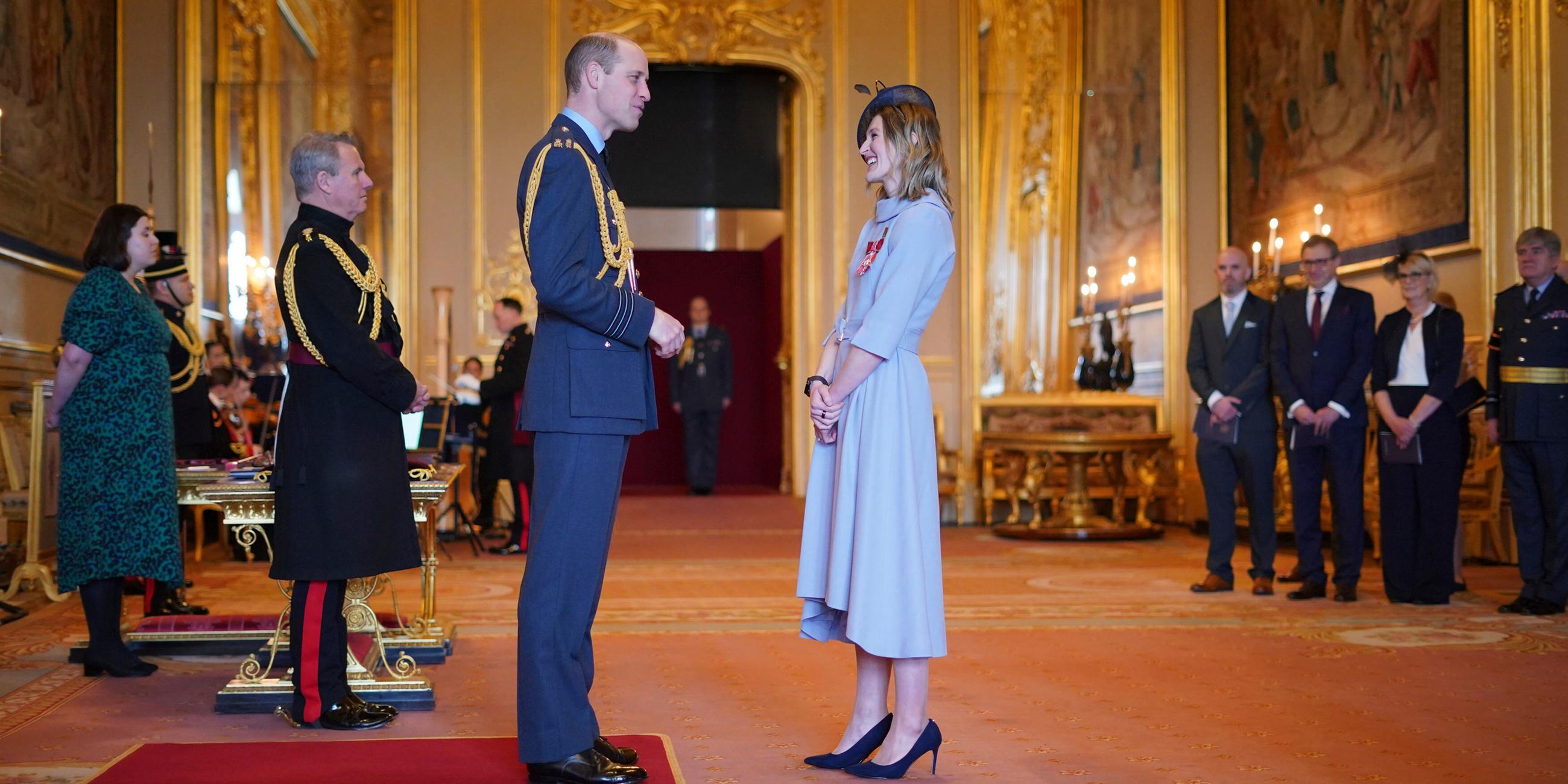 Der britische Prinz William, der Prinz von Wales, Mitte links, verleiht Frau Ellen Convery (Ellen White), ehemalige Fußballspielerin, im Schloss Windsor, Windsor, England, den Kommandeur des Order of the British Empire.