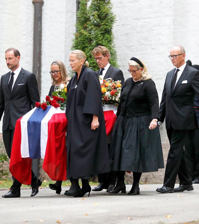 König Haakon und die Kinder von Prinzessin Astrid tragen den Sarg: Tochter Benedikte, Sohn Carl-Christian