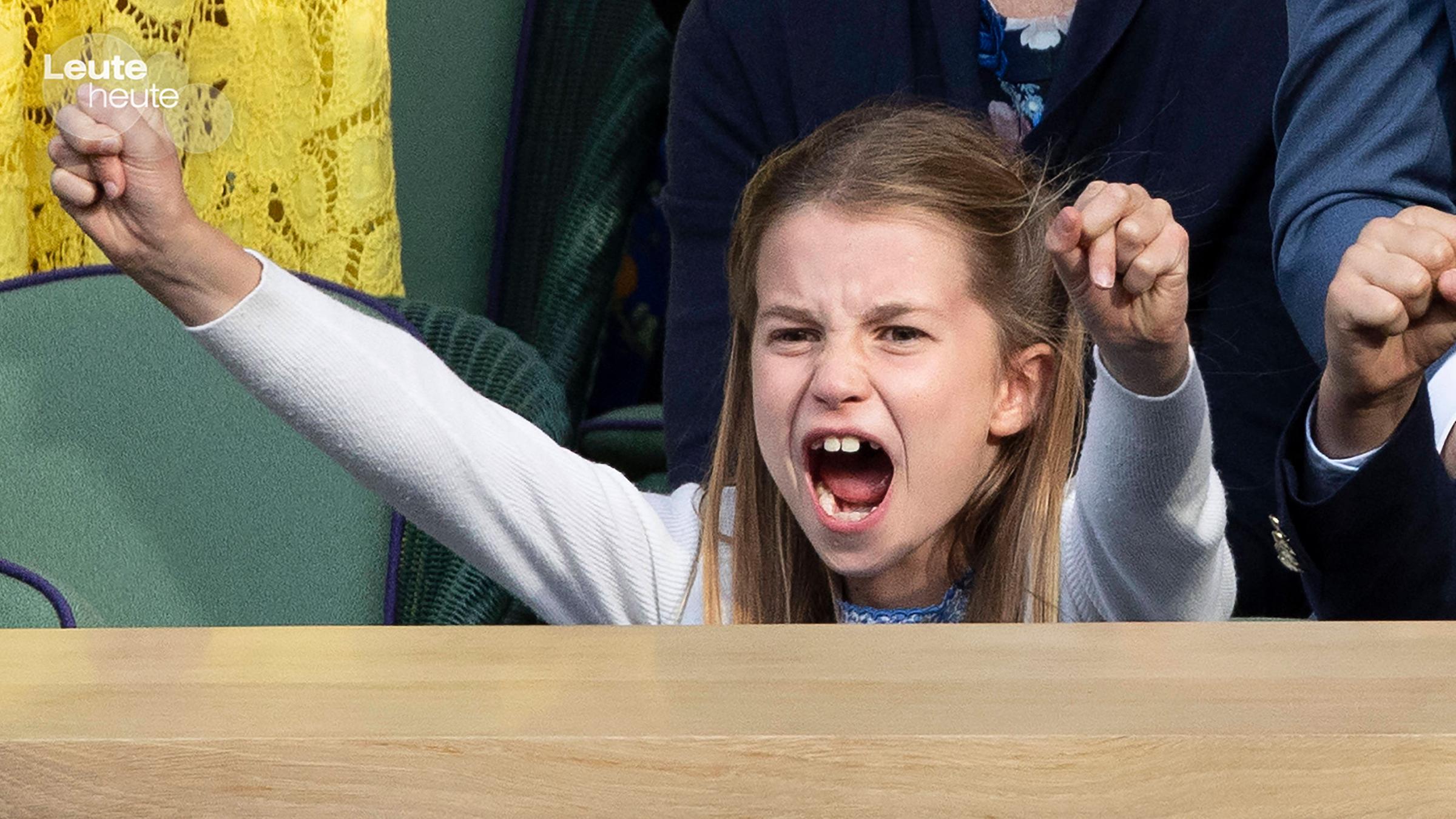 Zumindest auf der Tribüne. Prinzessin Charlotte war zum ersten Mal beim legendären Tennis-Turnier in Wimbledon. Beim Final-Match der Herren war die Kleine ganz aus dem Häuschen. (17.07.2023)