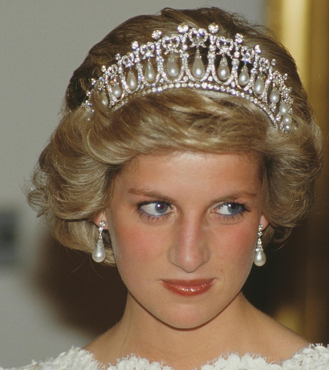 Portrait der jungen Diana in festlicher Kleidung und mit einem breiten Diadem