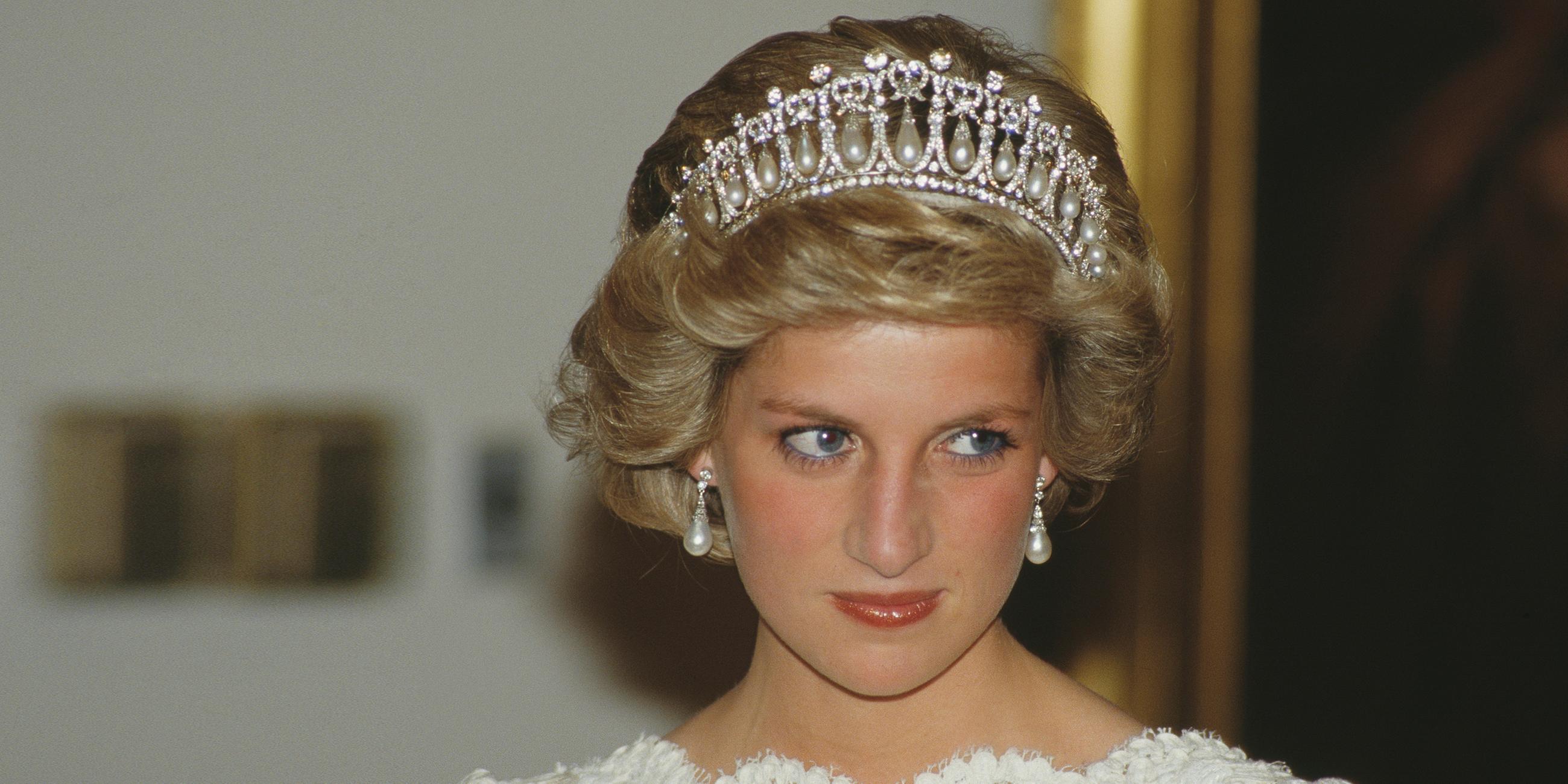 Portrait der jungen Diana in festlicher Kleidung und mit einem breiten Diadem