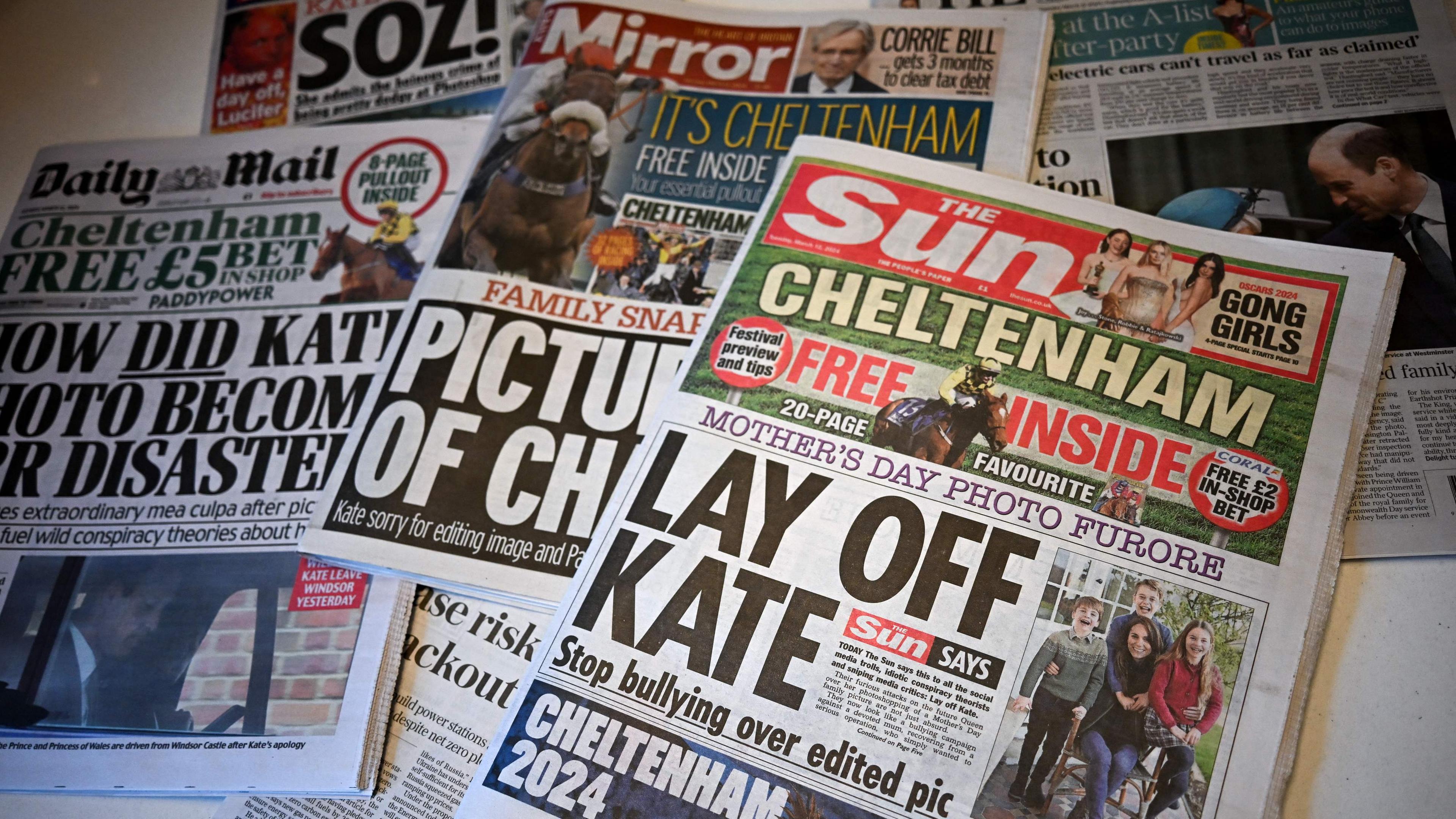 Mehrere britische Medien liegen auf einem Tisch. Auf den Titelblättern ist Prinzessin Kate zu sehen.