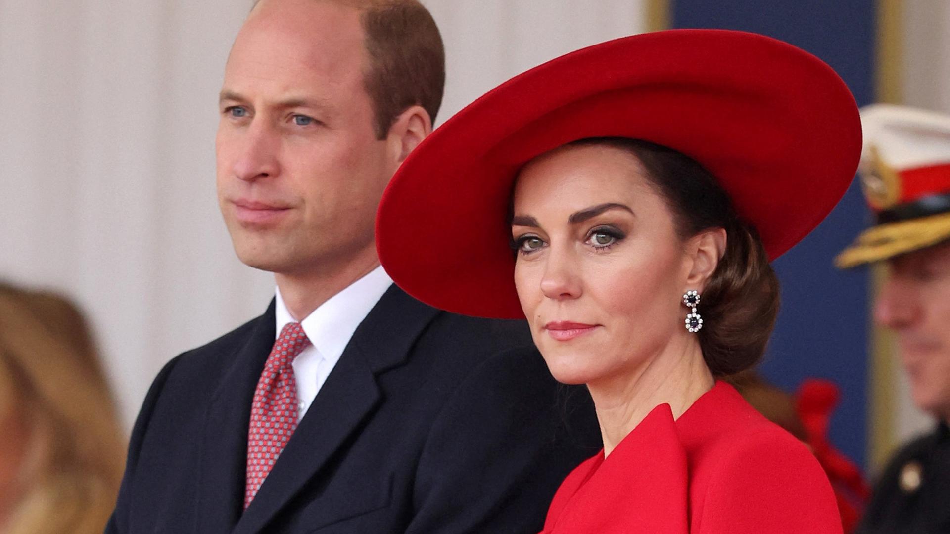 Prinz William steht neben Prinzessin Kate.