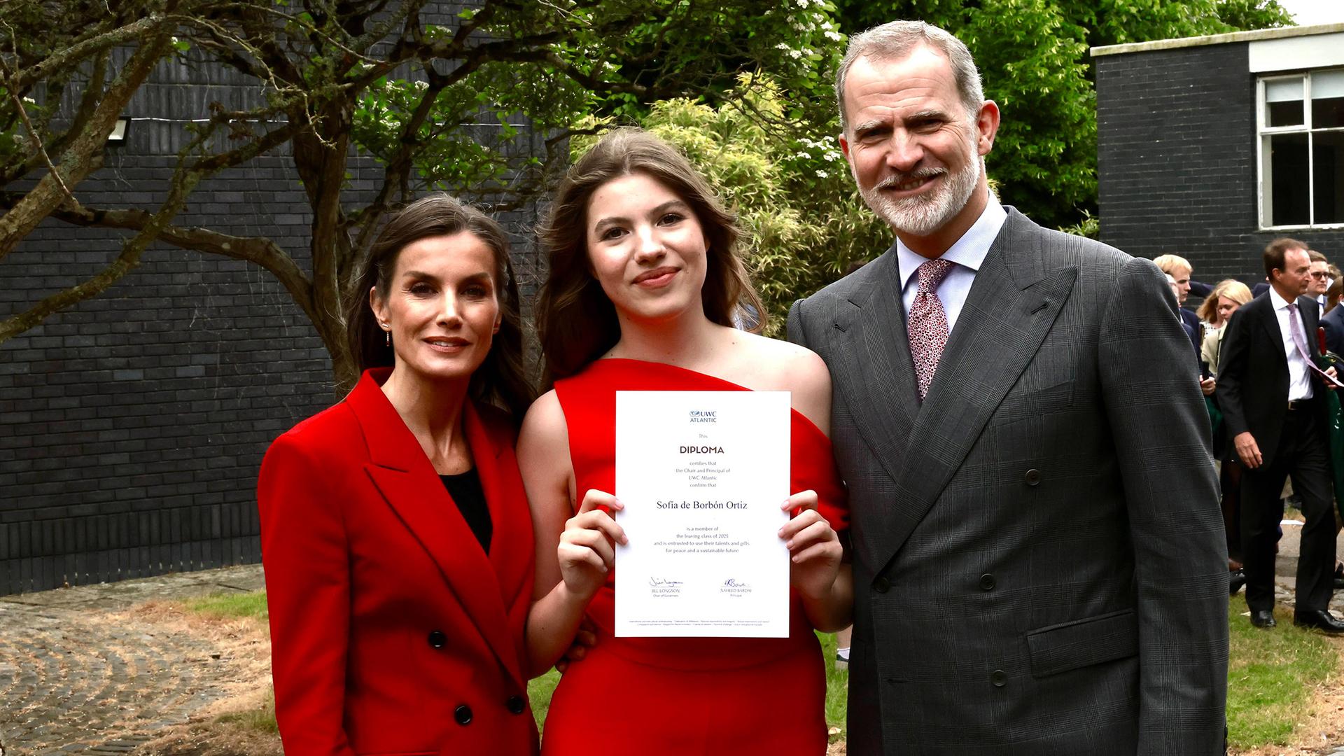 Große Freude für Prinzessin Sofia von Spanien. Sie hat in Wales ihren Schulabschluss bestanden. Gratuliert haben ihre stolzen Eltern, König Felipe und Königin Letizia. (26.05.2025)