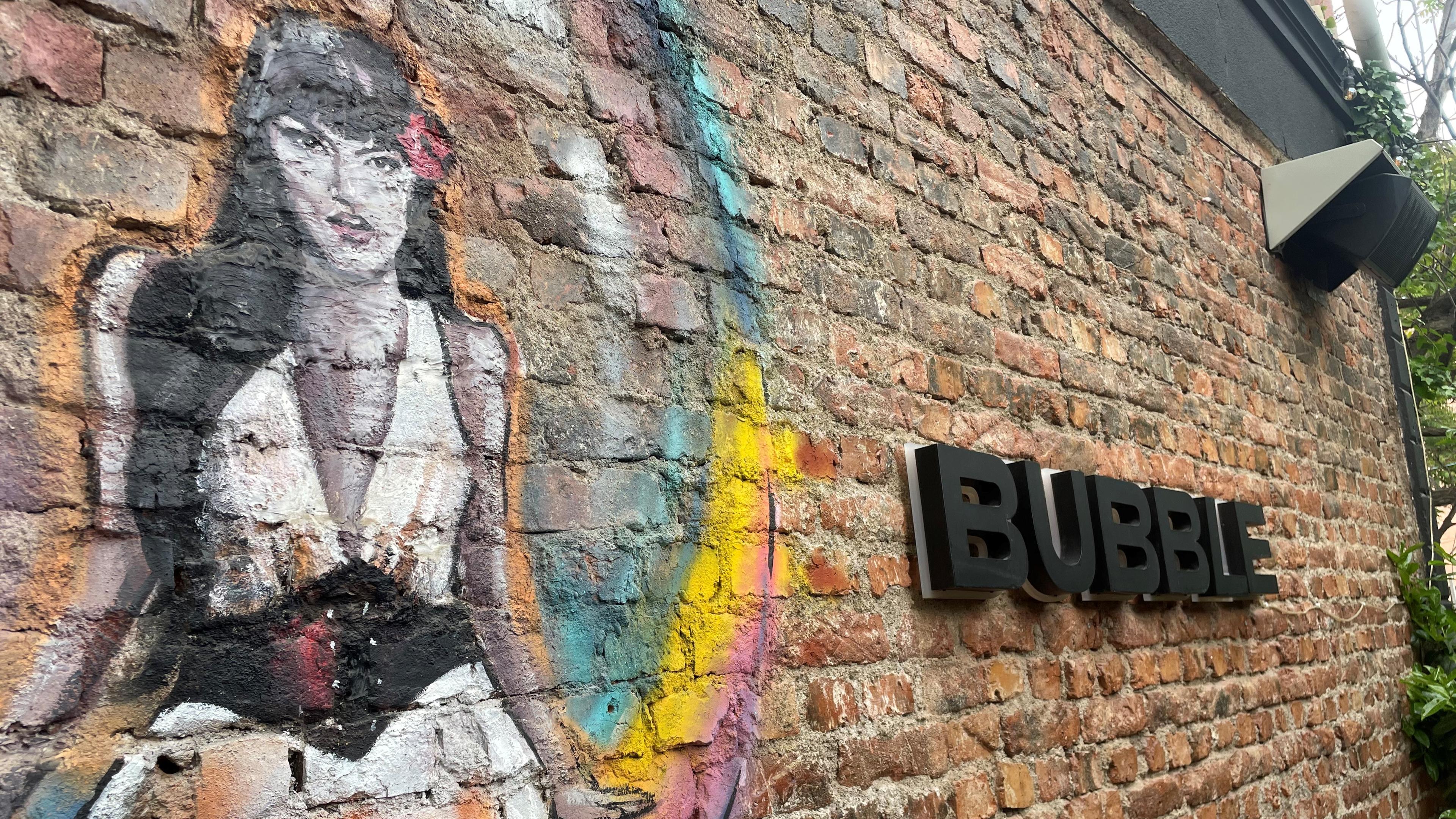 Man sieht den Schriftzug des "Bubble", der ersten queeren Bar in Pristina, Kosovo.