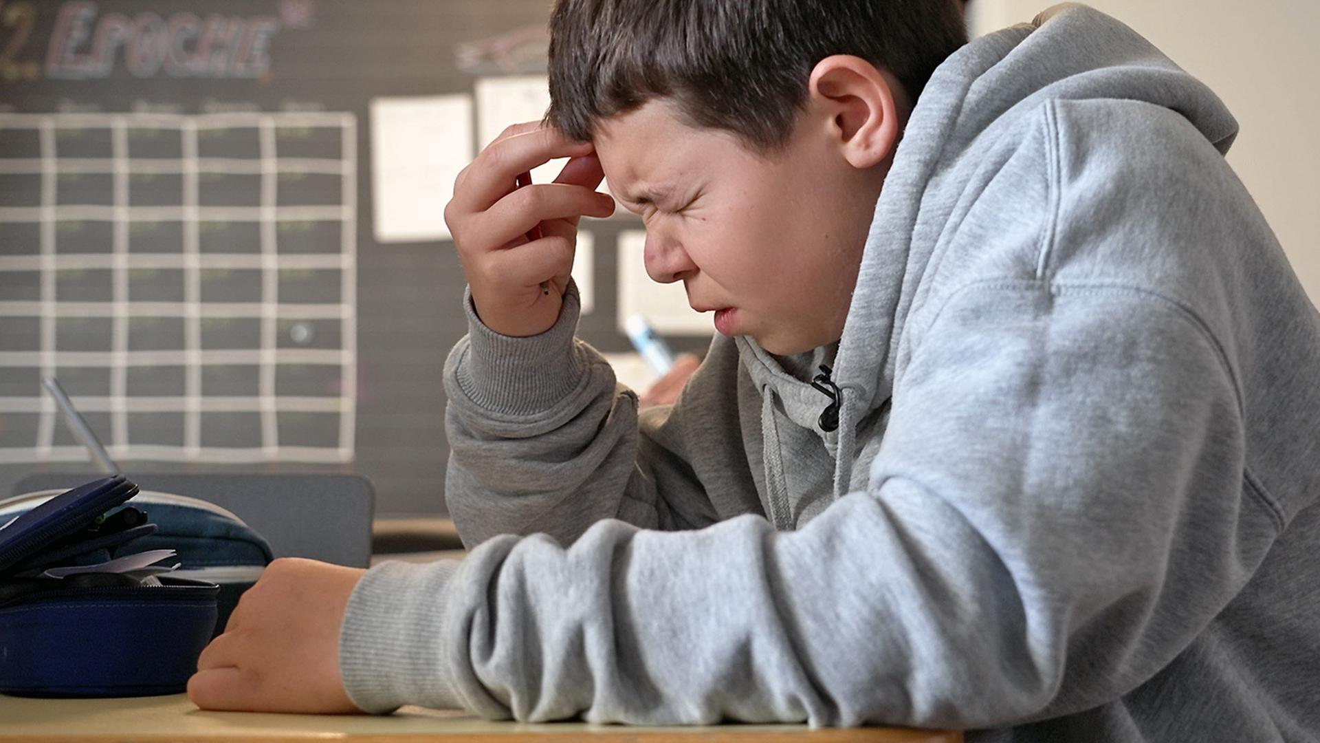 rec. Privatschulen – Warum wenden sich Familien von der Volksschule ab? Der 14-jährige Gian war in der Volksschule überfordert.  Copyright: SRF