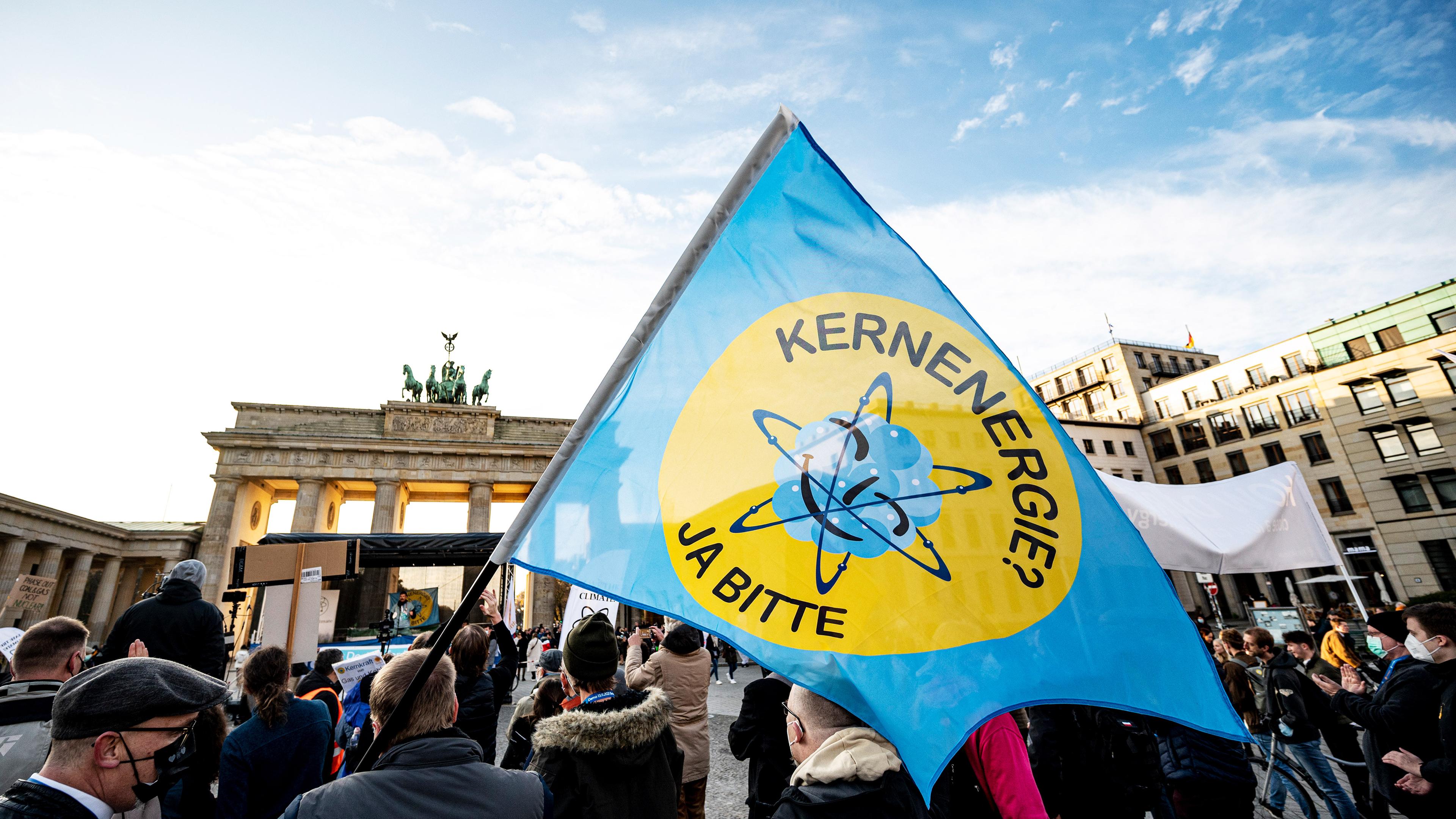 Demonstration für den Erhalt von Atomkraftwerken in Berlin