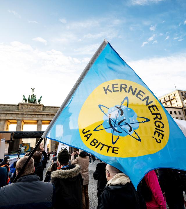Demonstration für den Erhalt von Atomkraftwerken in Berlin