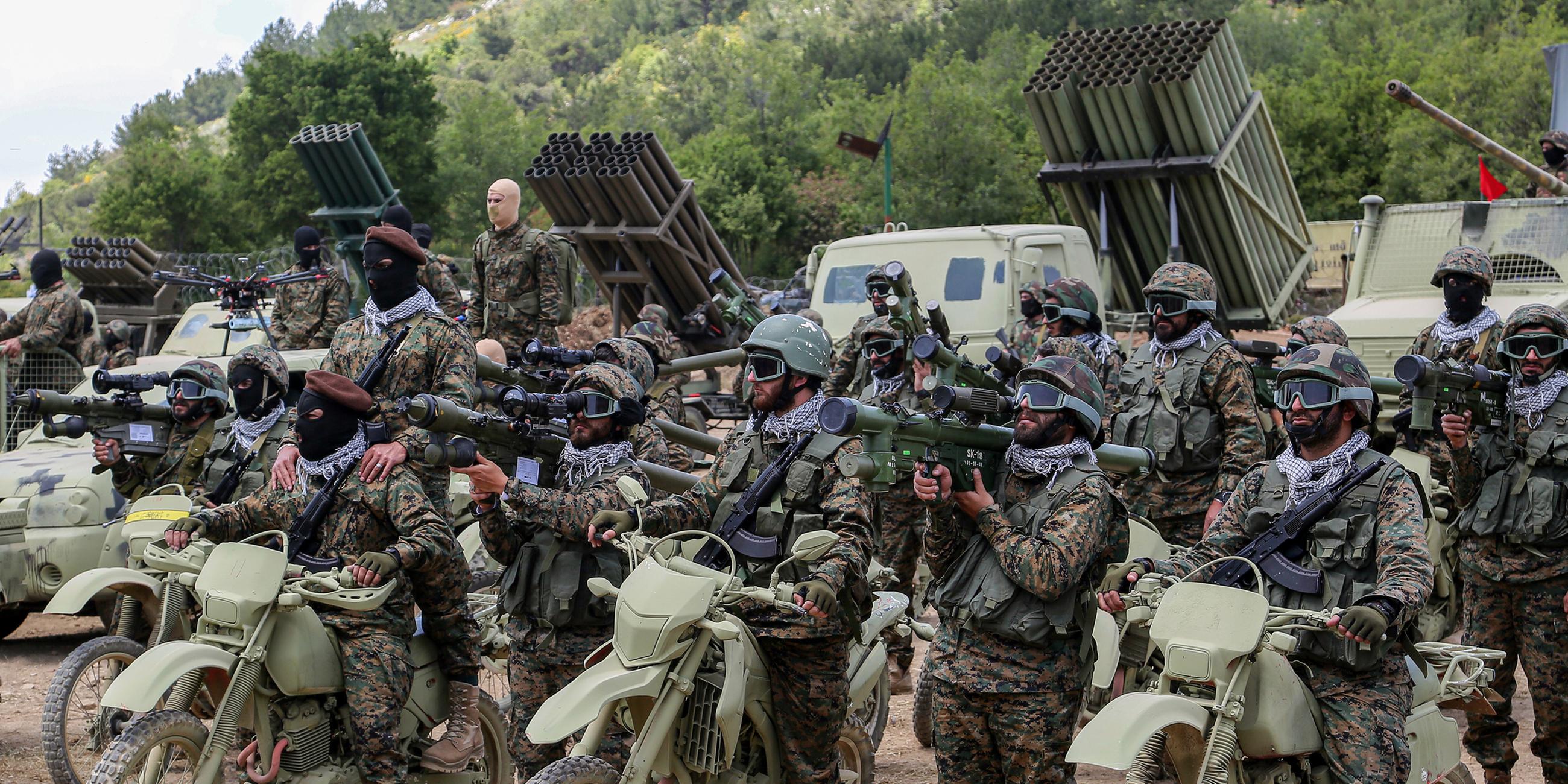 ARCHIV: Pro-iranische Hisbollah-Kämpfer nehmen an einer inszenierten Militärübung in einem Lager im südlibanesischen Dorf Aramta teil.