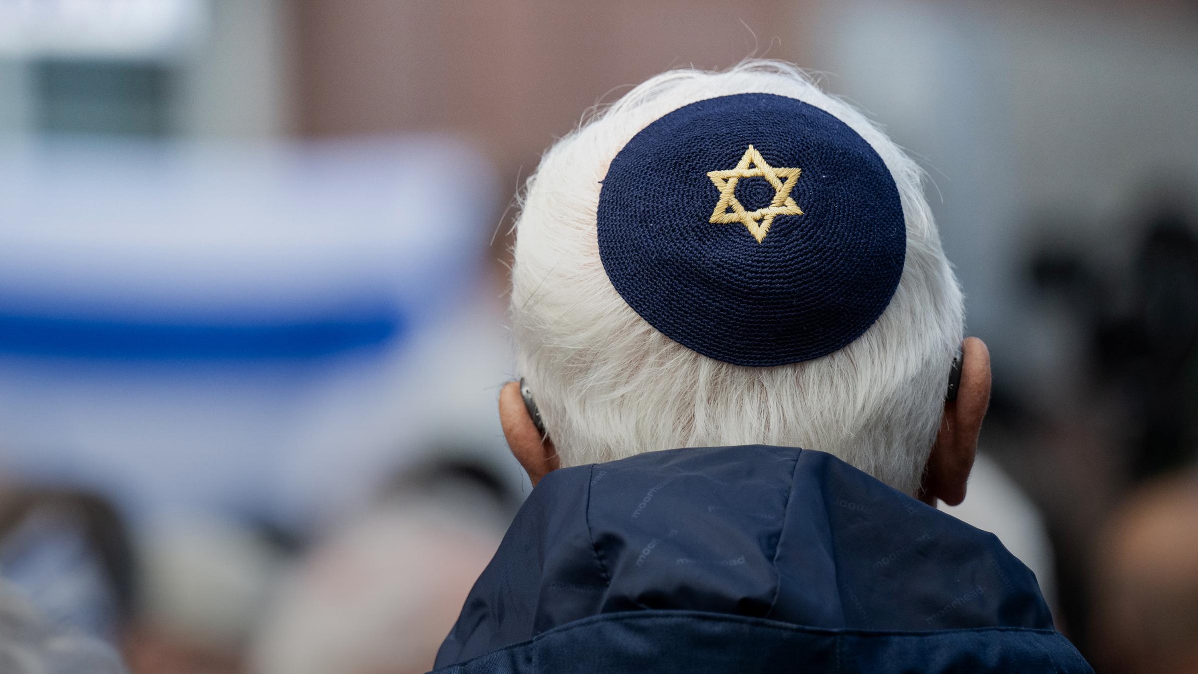 Ein Teilnehmer einer Pro-Israel-Kundgebung trägt eine Kippa mit Davidsstern vor der Paulskirche in Frankfurt. (14.10.2023)