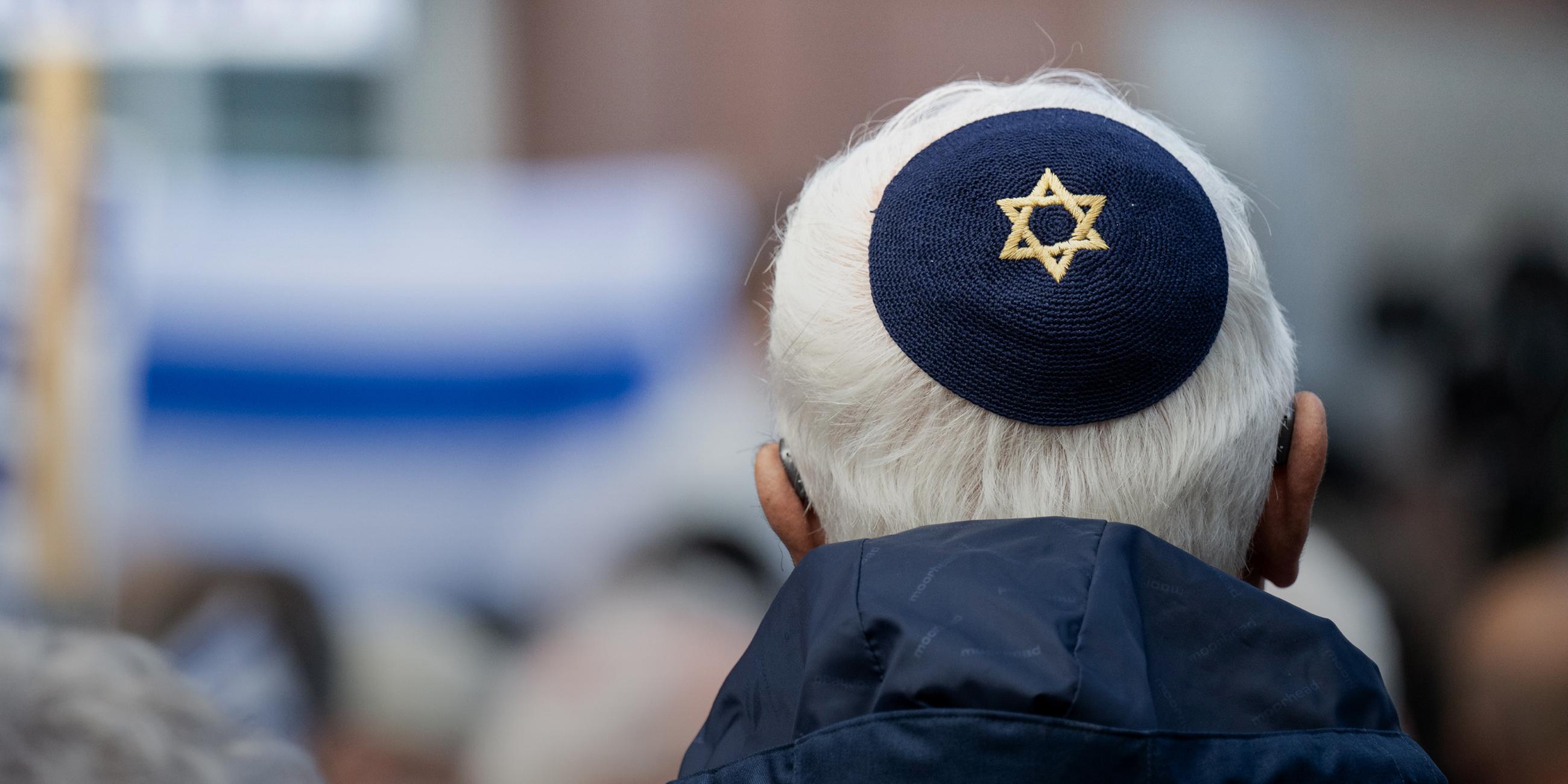 Ein Teilnehmer einer Pro-Israel-Kundgebung trägt eine Kippa mit Davidsstern vor der Paulskirche in Frankfurt. (14.10.2023)