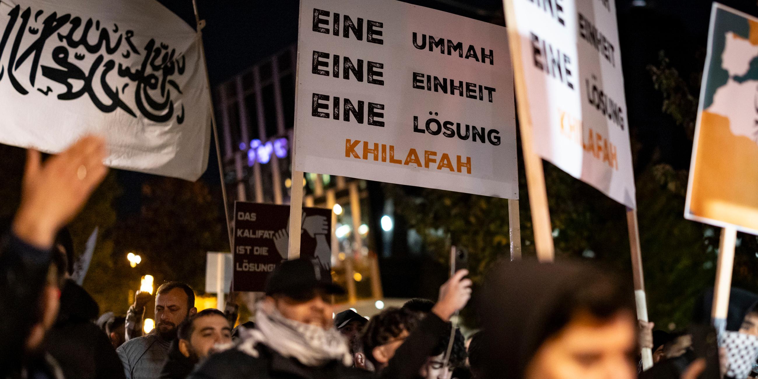 Schilder und Fotos werden gezeigt bei der Kundgebung "Gaza unter Beschuss - gemeinsam gegen das Unrecht" am 03.11.2023 in Essen.
