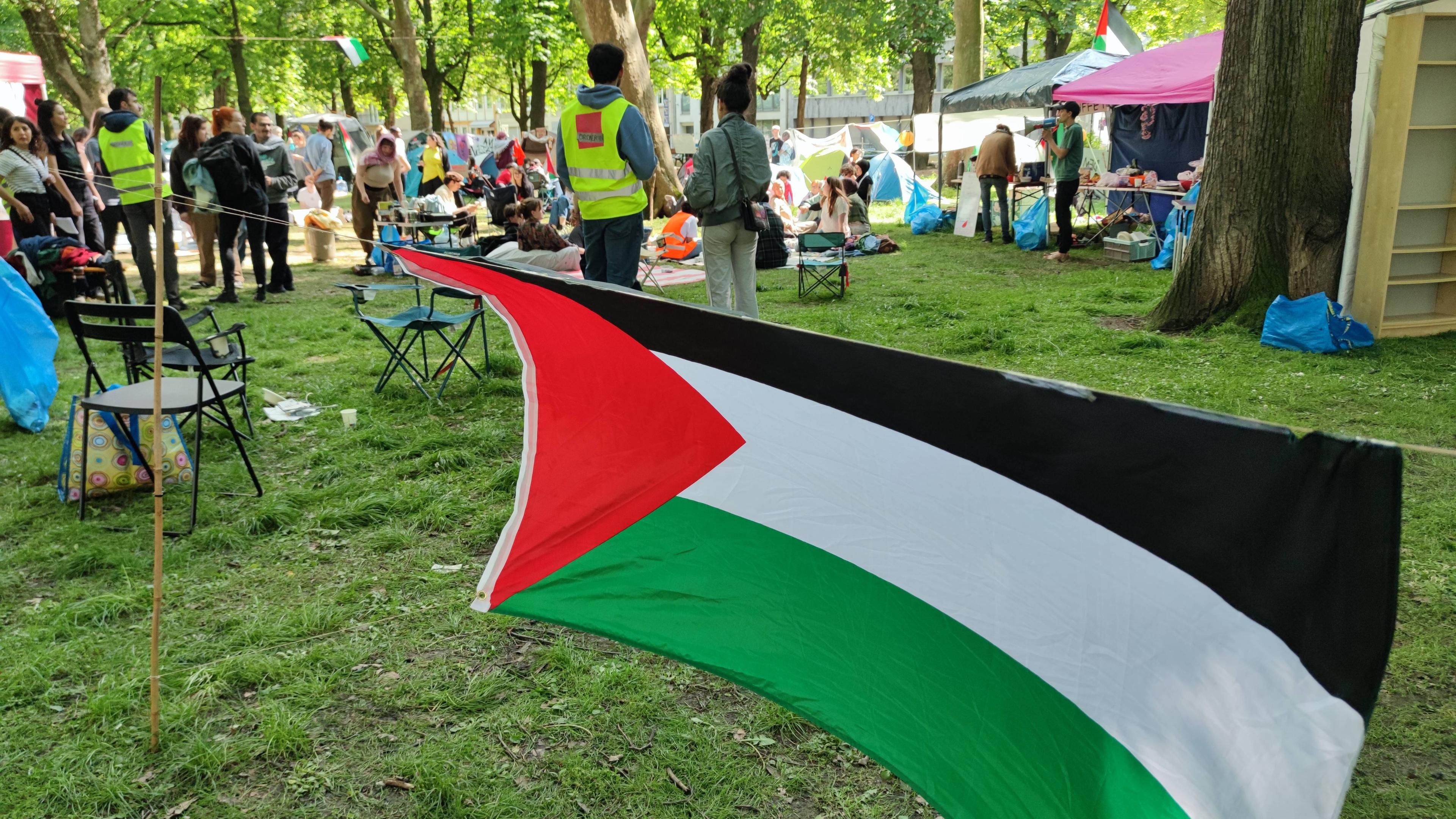 Die palästinensische Flagge weht bei einem Protestcamp an der Uni Bonn.