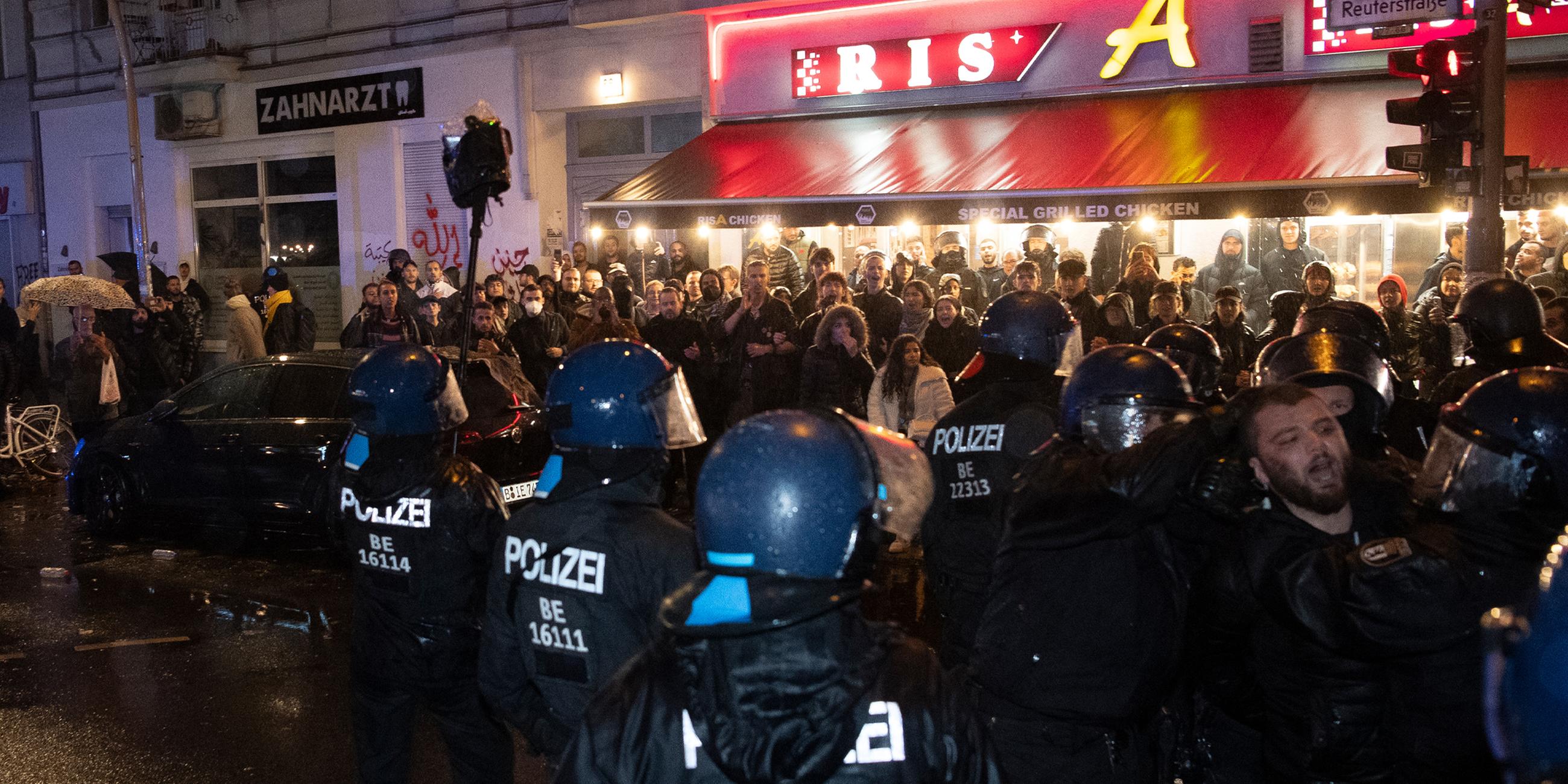 Demonstranten und Einsatzkräfte der Polizei treffen im Stadtteil Neukölln aufeinander. (07.10.2023)