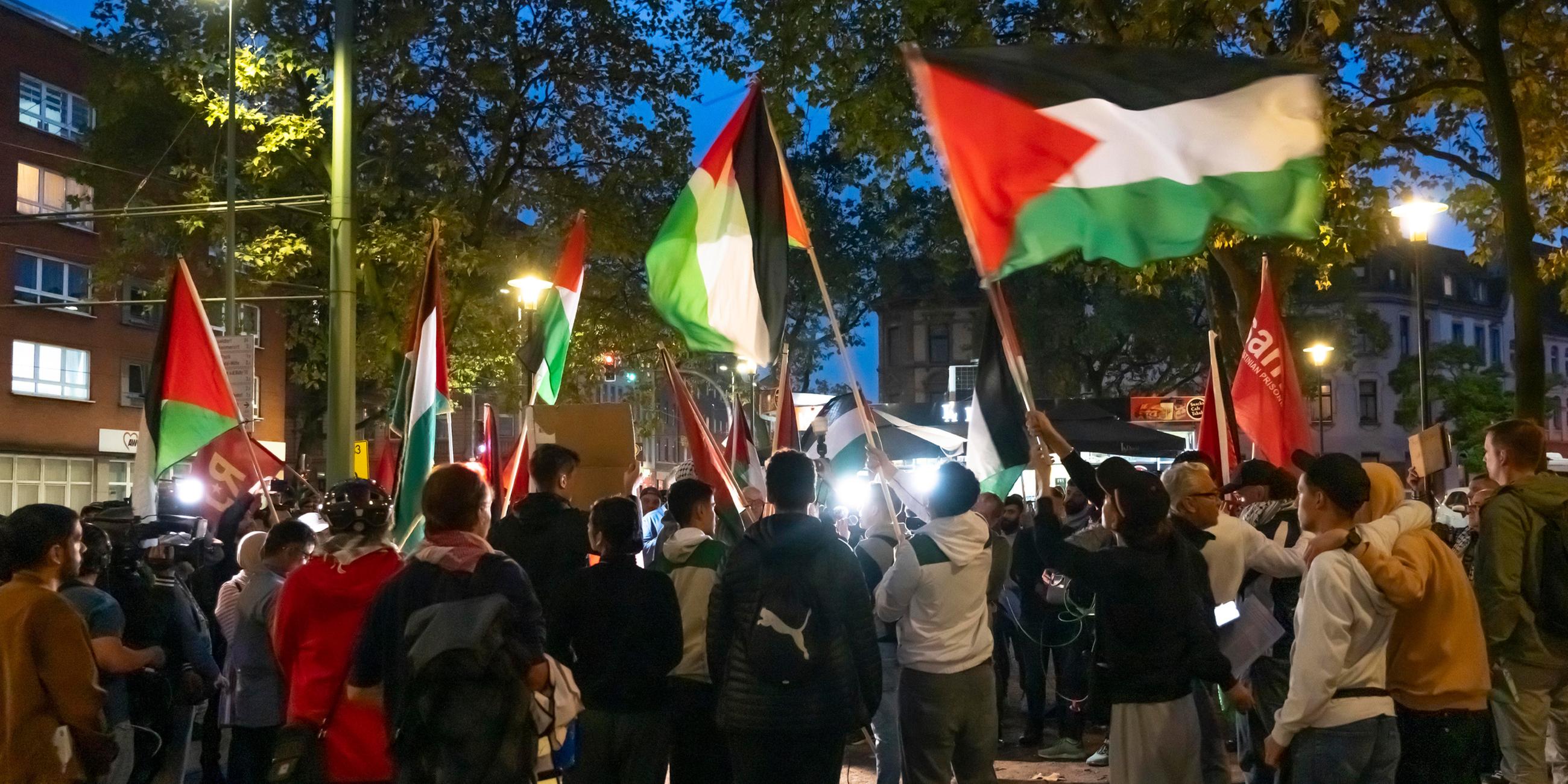 Demonstration von Pro-palästinensische Aktivisten in Duisburg-Hoch am 09.10.2023.