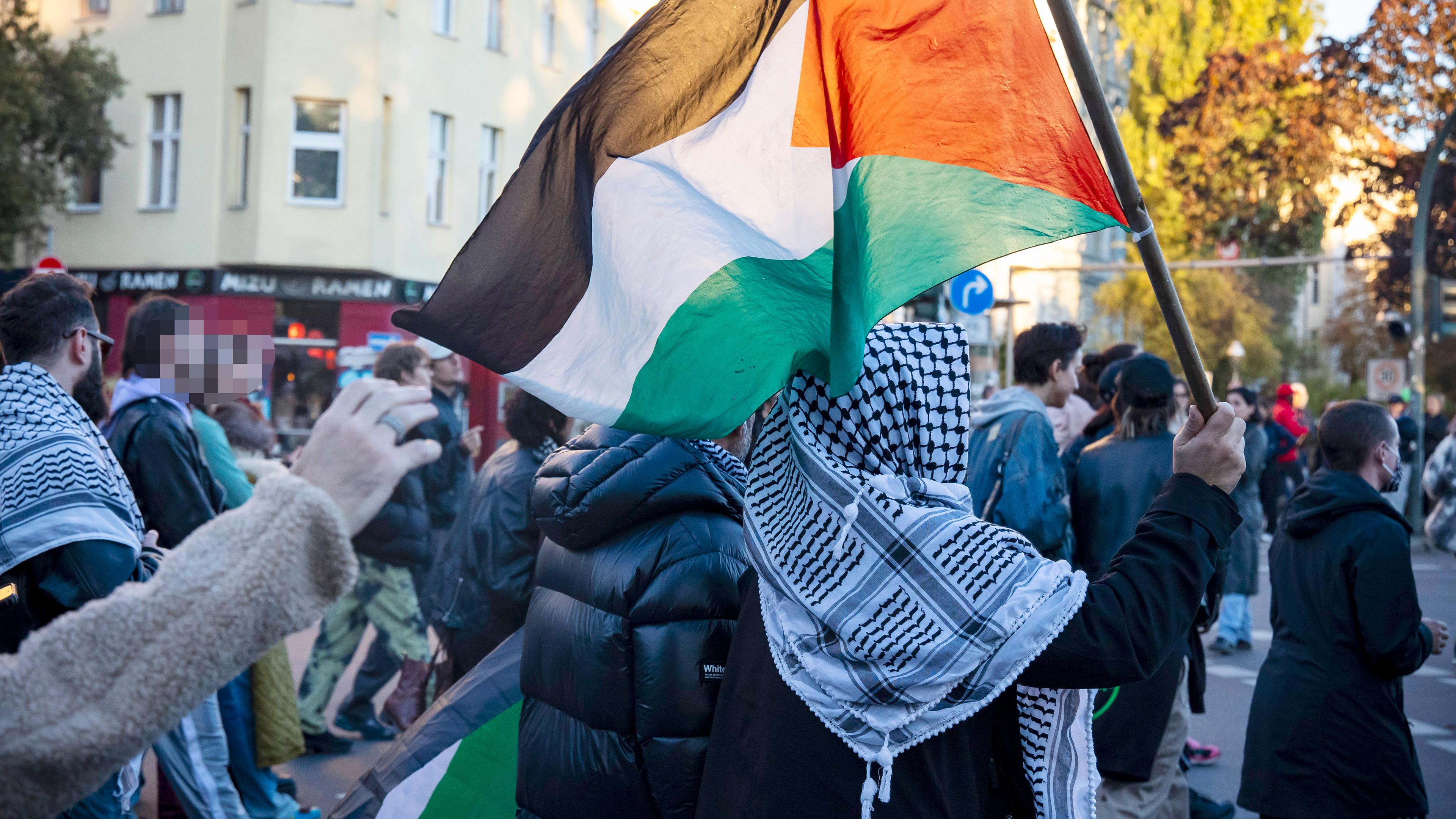 Menschen nehmen an einer pro-palästinensische Demonstration in Berlin Kreuzberg/Neukölln teil, aufgenommen am 21.10.2023