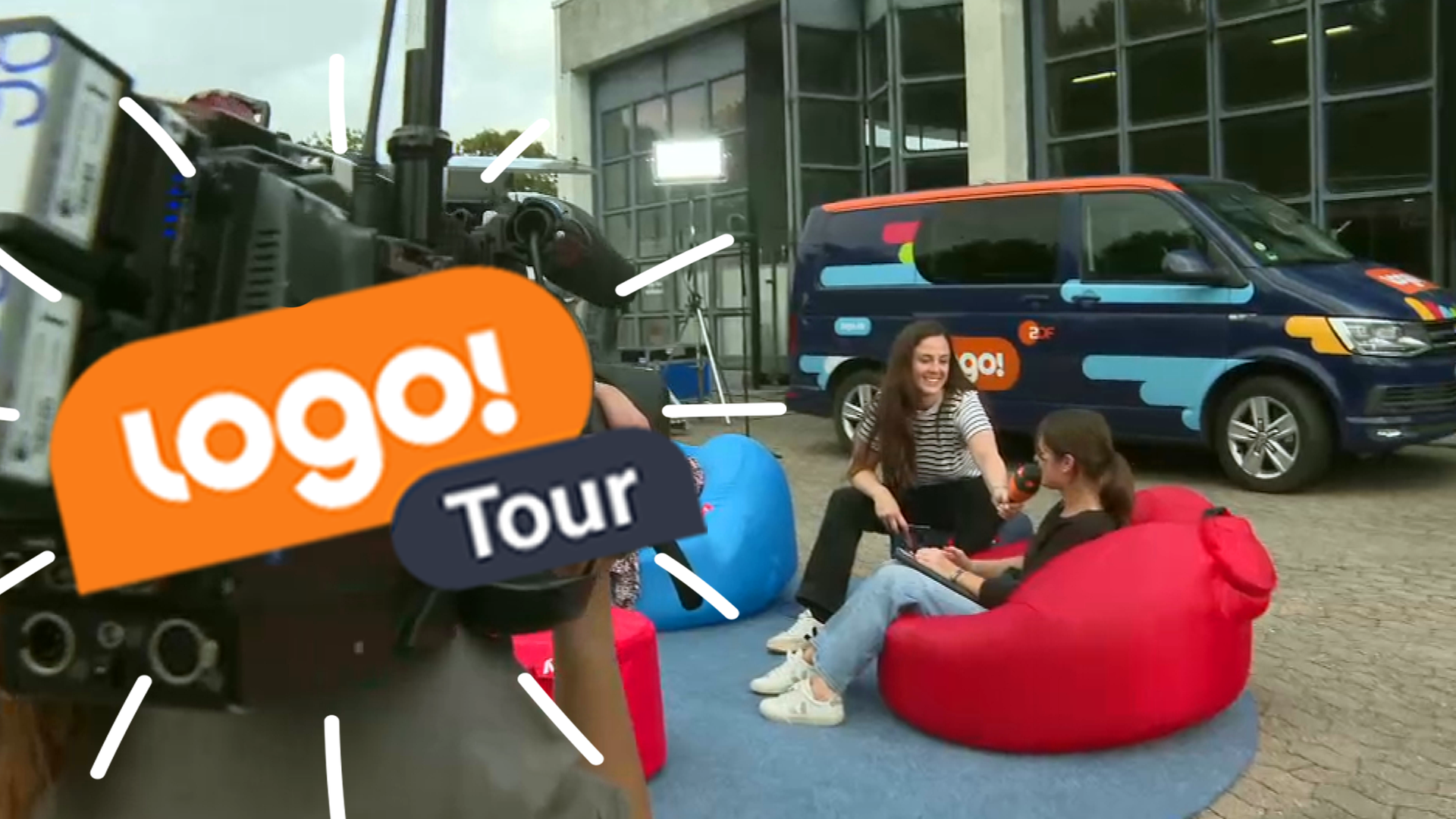 logo!Mobil im HIntergrund, davor interviewt Teresa ein Kind im Sitzsack, an der Seite logo!-Tour-Label