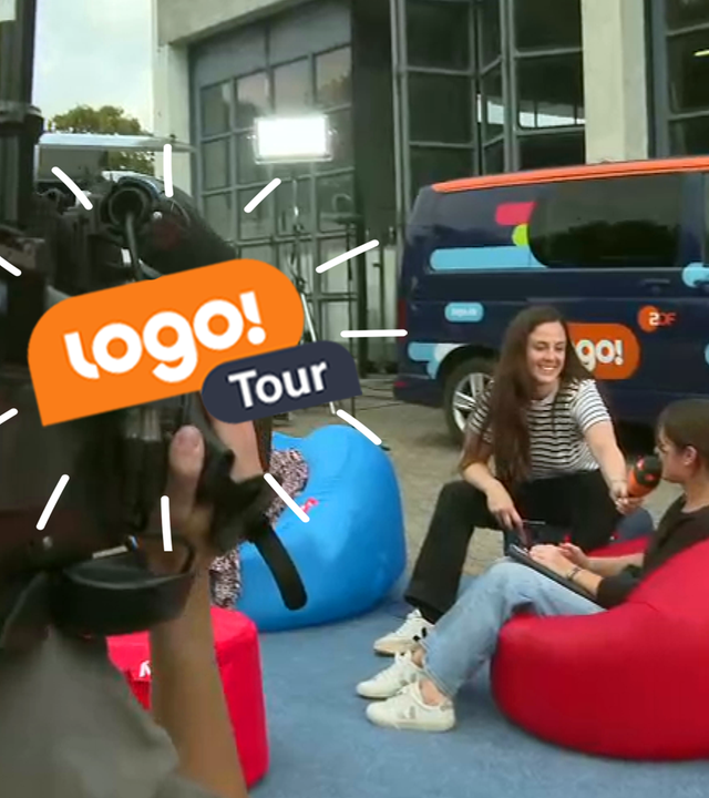 logo!Mobil im HIntergrund, davor interviewt Teresa ein Kind im Sitzsack, an der Seite logo!-Tour-Label