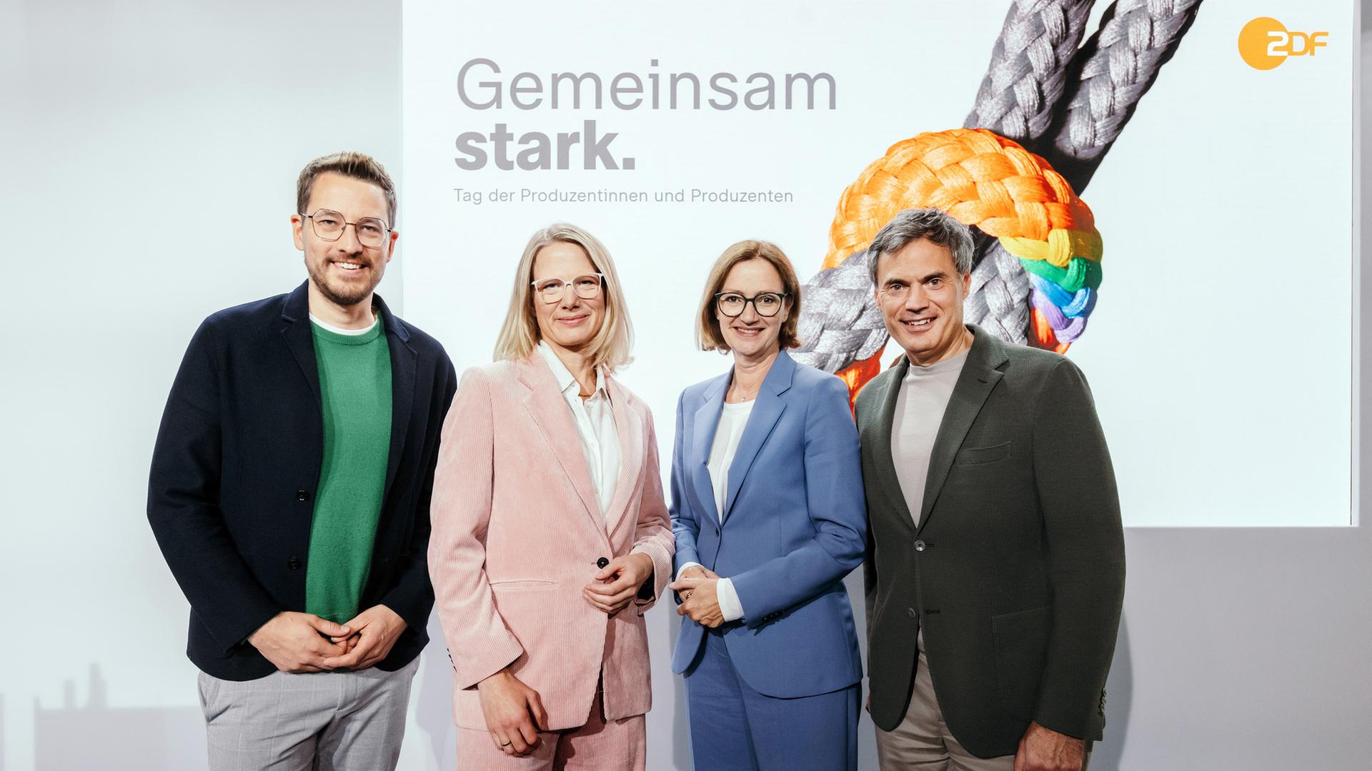 Anlässlich des ZDF Produzententags 2055 nebeneinander lächelnd vor dem Logo "Gemeinsam Stark" aus der ZDF-Direktorenschaft: Florian Kumb, Nadine Bilke, Bettina Schausten und Norbert Himmler
