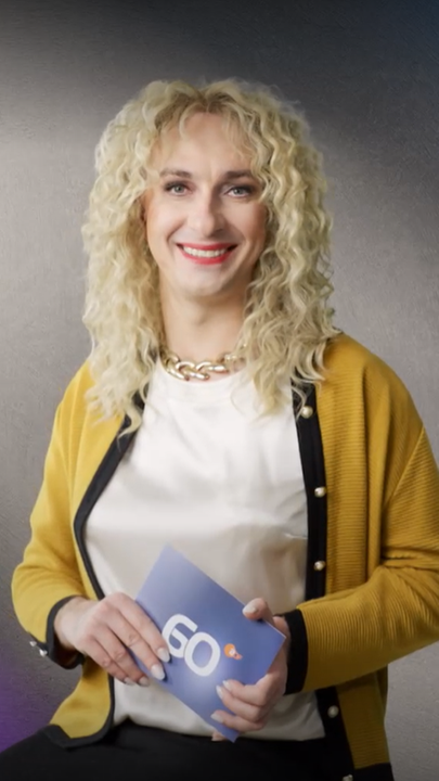 Jan Böhermann als Programmansagerin "Birgit Dreggeberg" für "Unbestechlich" anlässlich 60 Jahren ZDF