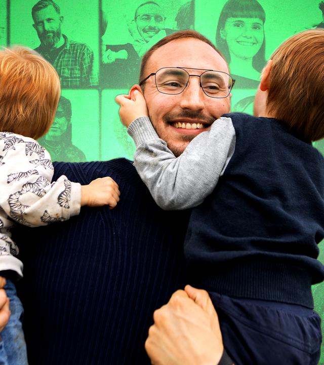 Montage: Kenny hält seine beiden Söhnen auf dem Arm. Im Hintergrund befindet sich eine Fotowand mit Porträtaufnahmen der Gen Y und Z.