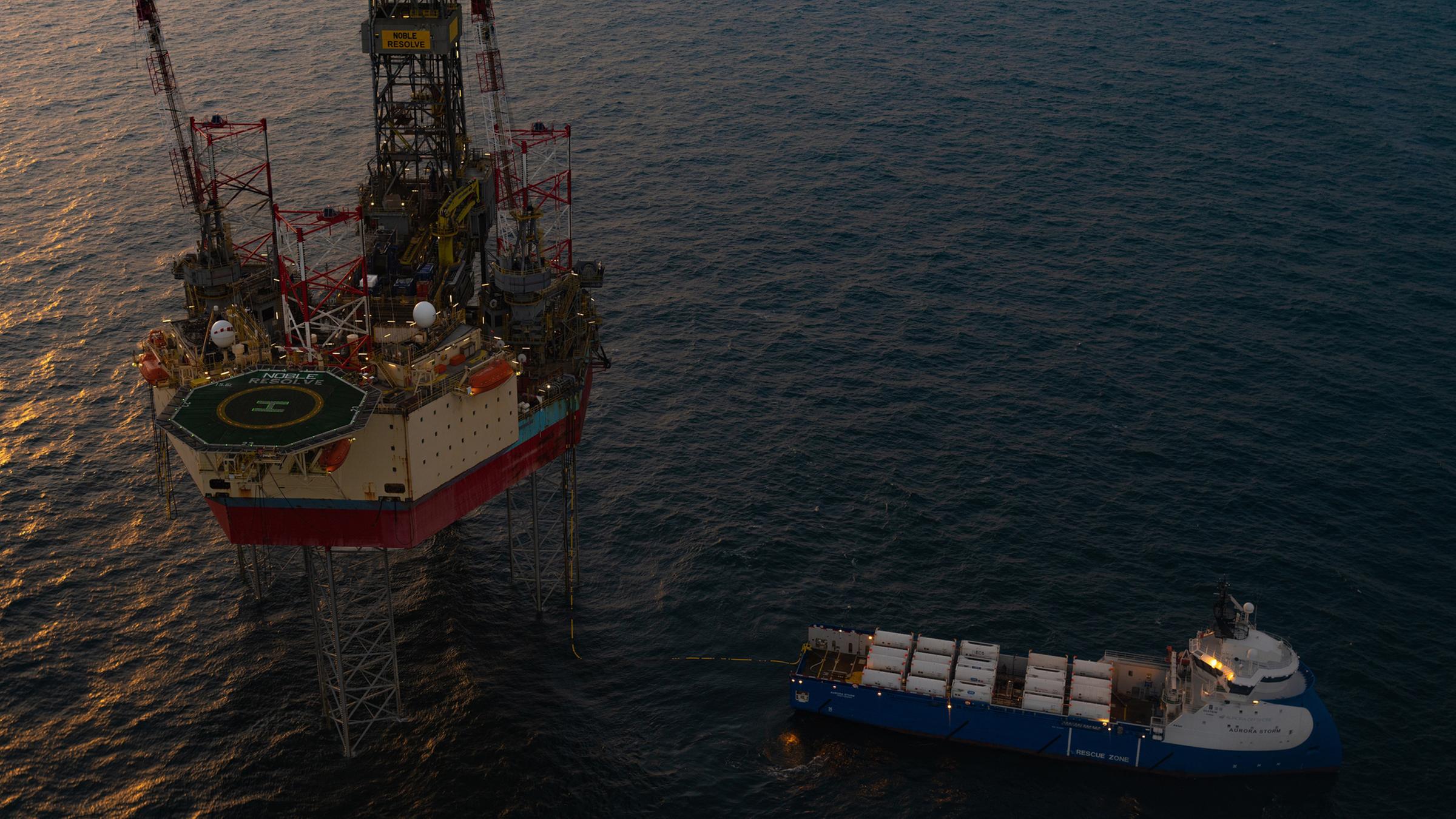 Flüssiges CO2 wird von einem Schiff auf die Offshore-Plattform Nini-West verladen.