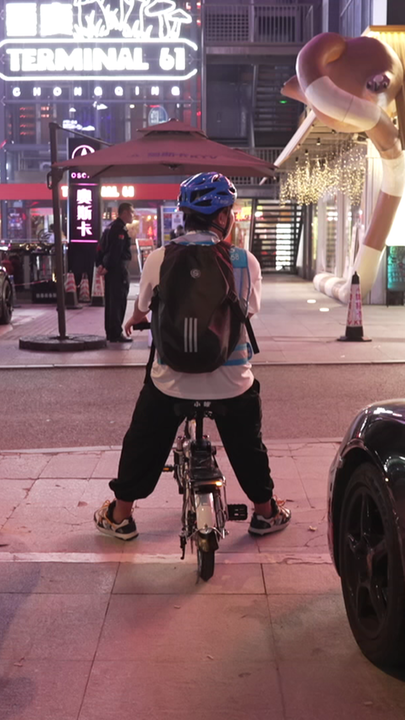Ein Mann sitzt auf einem Fahrrad in China.