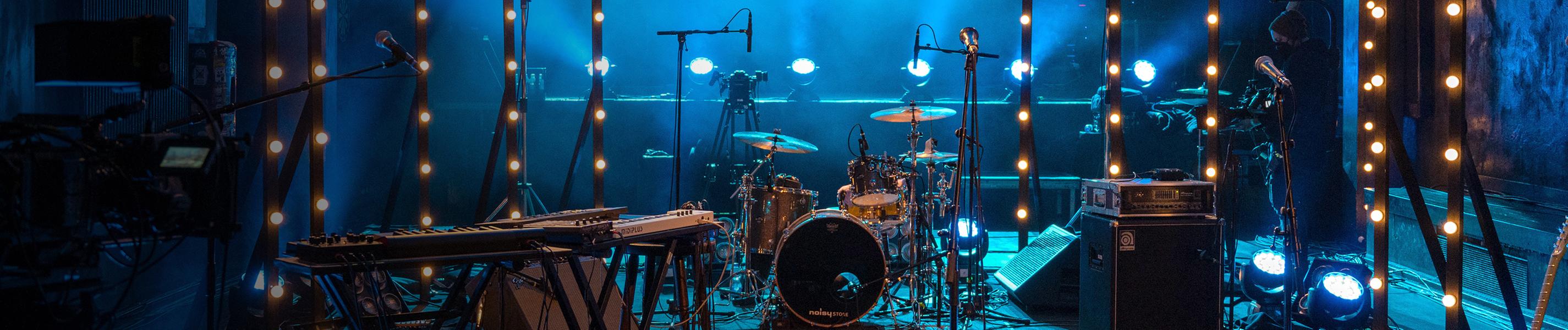 Instrumente und Mikrofone auf einer Bühne