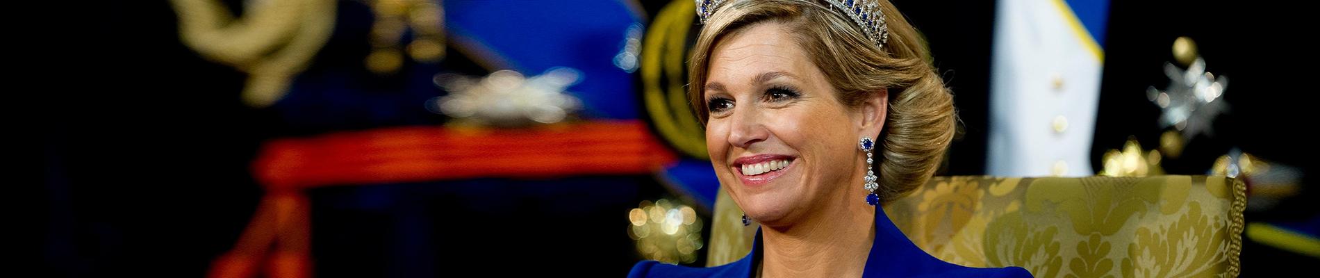 Nahaufnahme von Máxima mit Krone und passendem Schmuck.