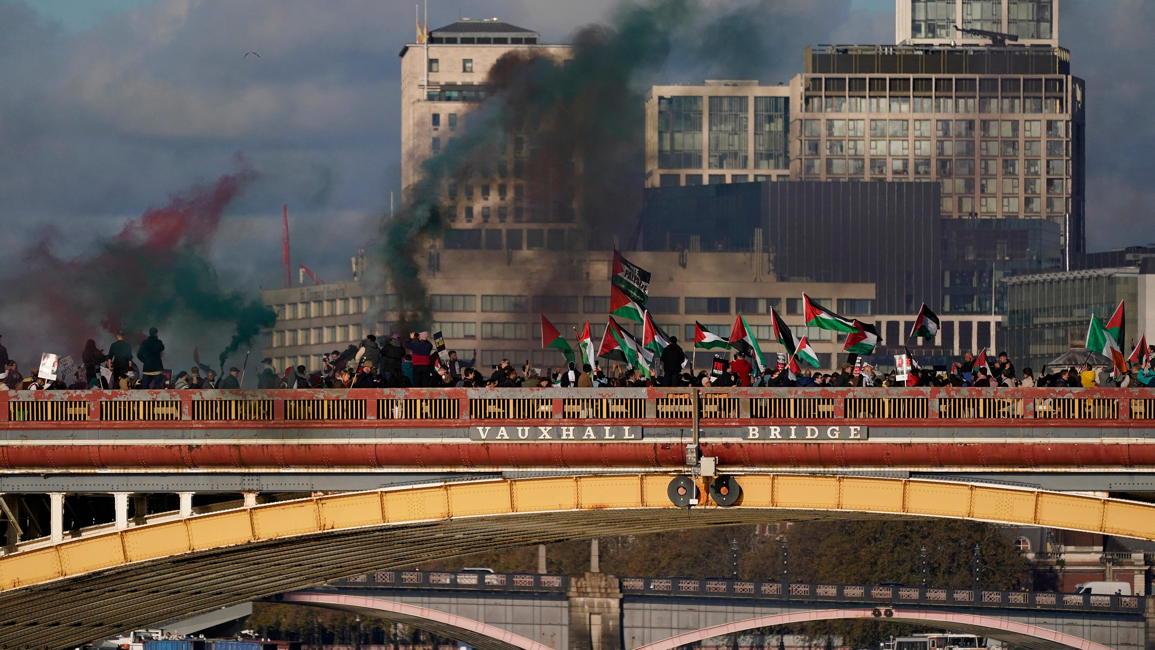 Demonstranten schwenken Fahnen und halten Fackeln während eines pro-palästinensischen Protests in London