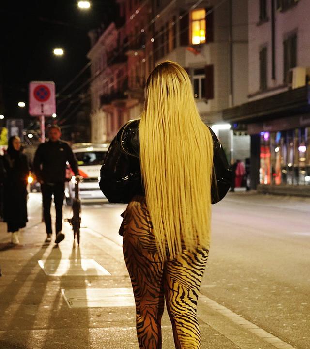 Eine Strassenszene am Abend