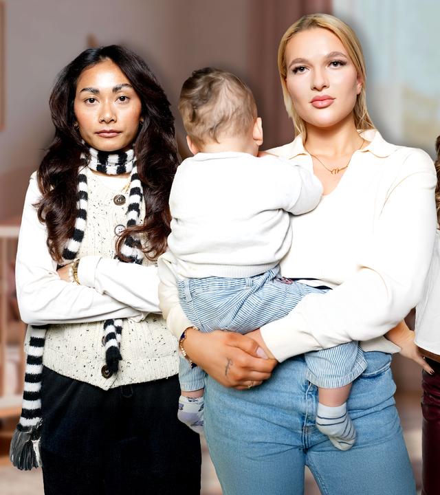 Im Hintergrund sieht man ein Kinderbett. Drei Frauen stehen nebeneinander. Eine verschränkt die Arme und eine hält ein Kleinkind im Arm.