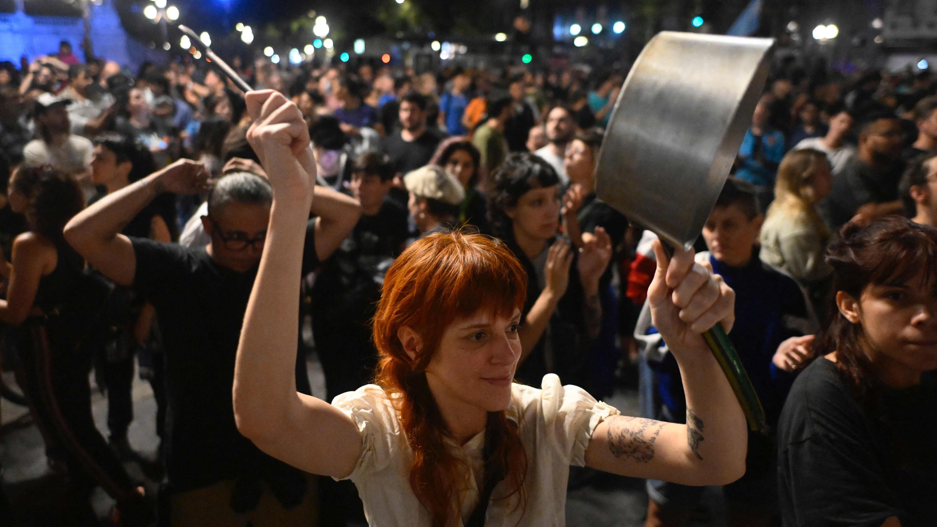 Während einer Demonstration gegen die neue Regierung des argentinischen Präsidenten Javier Milei vor dem Nationalkongress in Buenos Aires am 20. 12. 2023 schlagen Menschen mit Pfannen und Töpfen. 