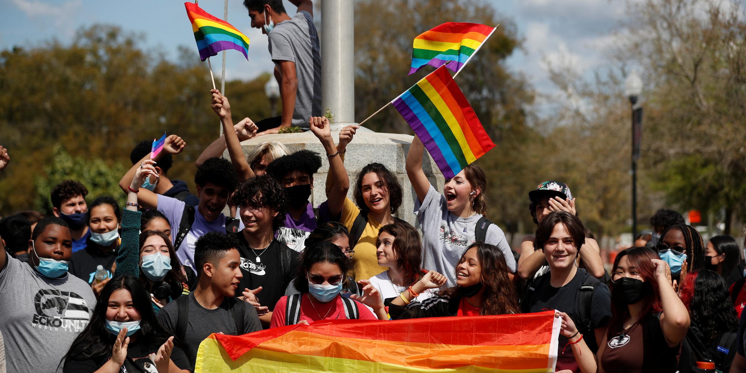 Jugendliche mit Regenbogenfahnen protestieren gegen das  "Don't Say Gay"-Gesetz in Florida