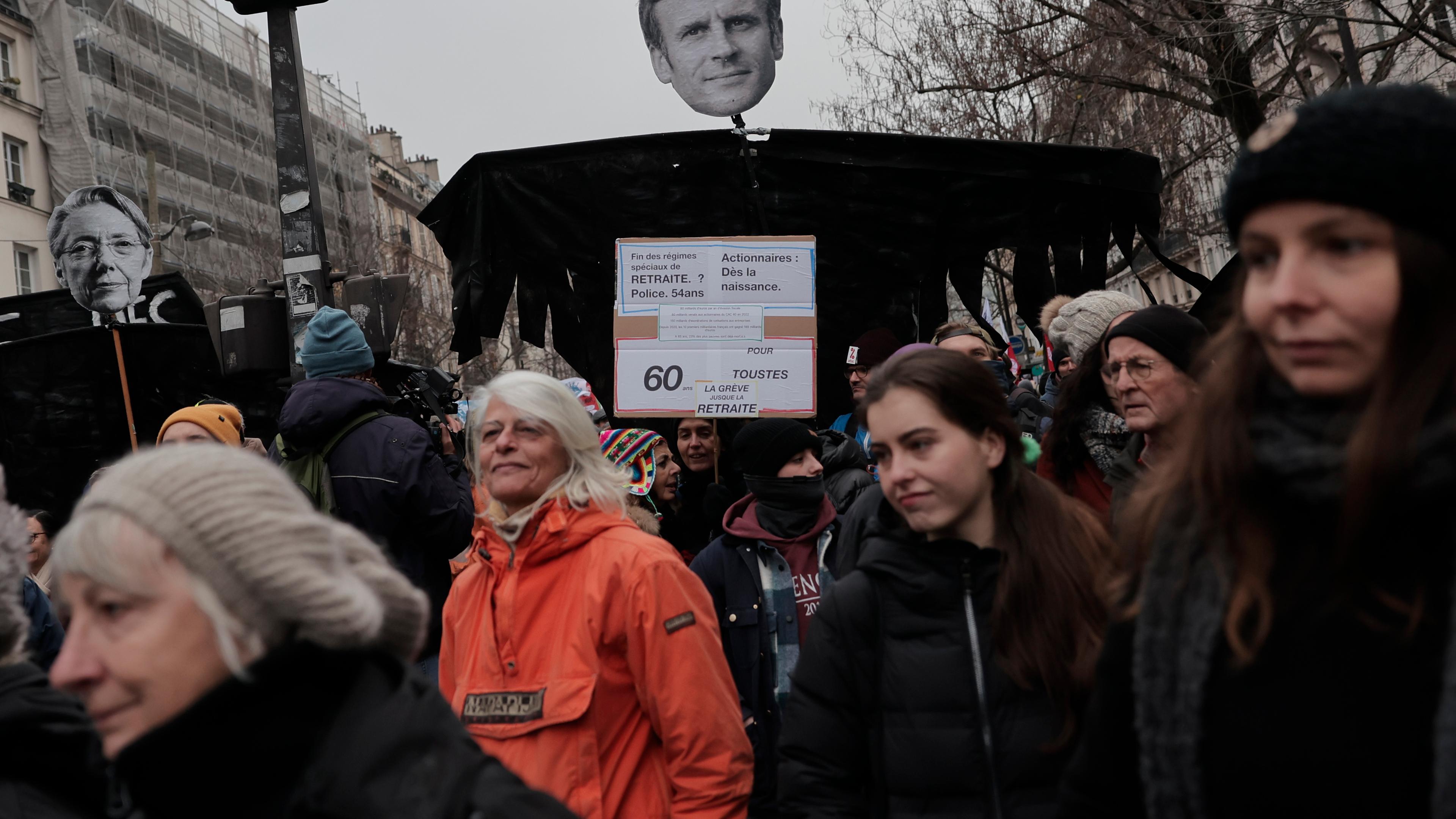 Ältere Menschen protestieren in Paris