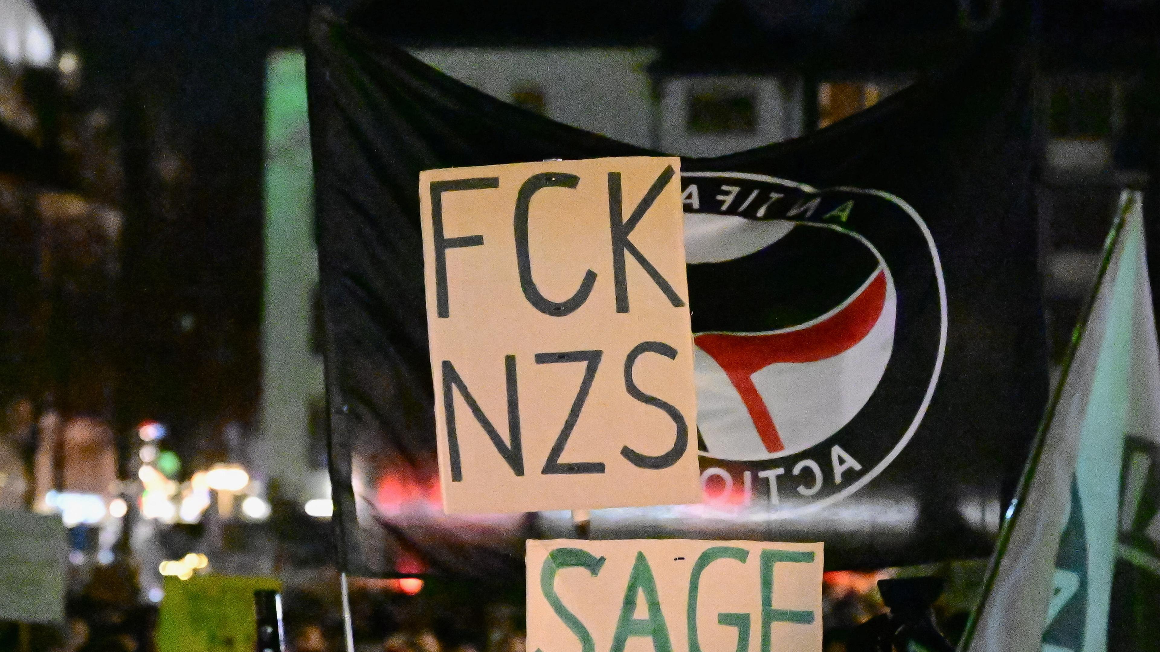 Demonstanten in Köln bei einem Protest gegen Rechts