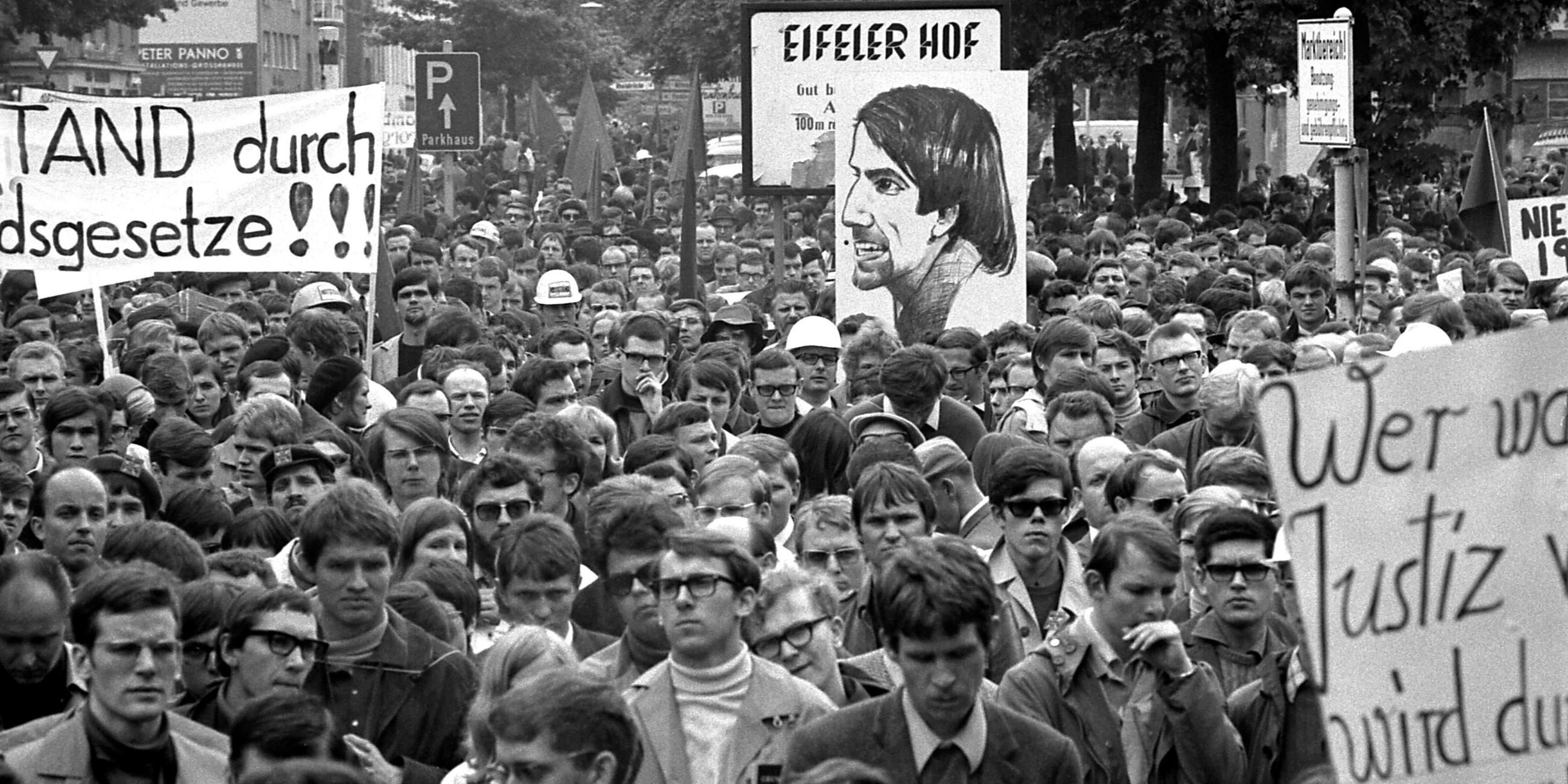 Deutschland - Nordrhein-Westfalen - Bonn: Sternmarsch als Protest gegen die geplante Notstandsgesetzgebung, Teilnehmer der Kundgebung - 11.05.1968