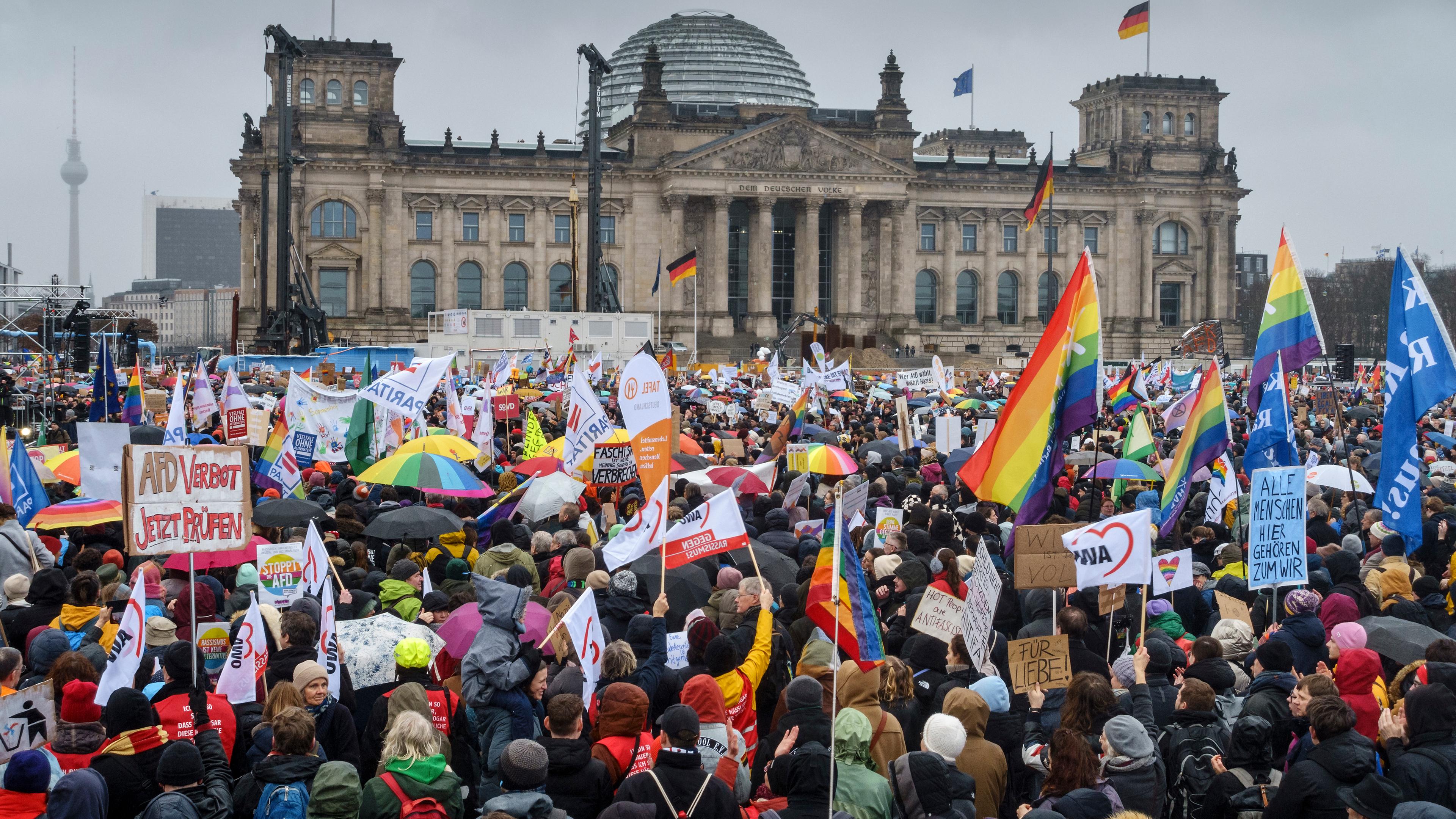 Berlin, Platz der Republik, 150.000 Menschen protestieren vor dem Reichstag gegen Rechtsextremismus