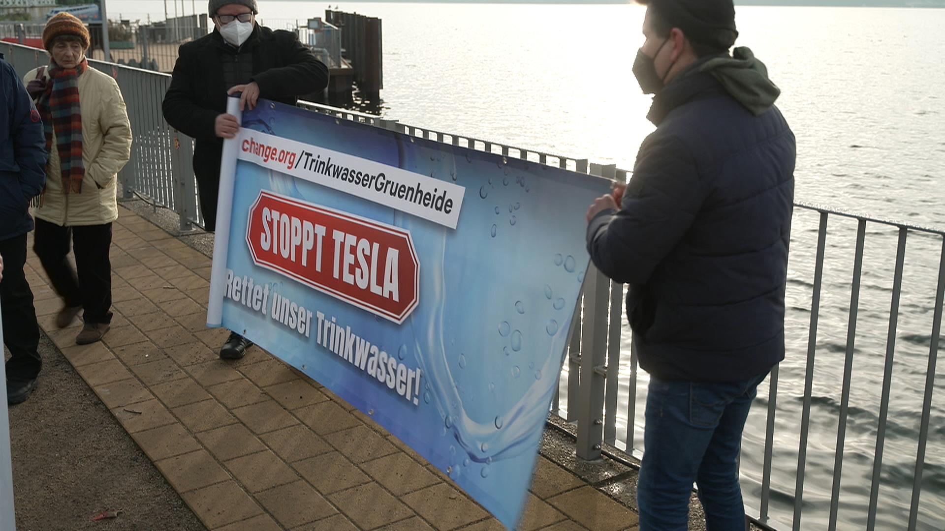 Aktivisten protestieren mit Transparent gegen Tesla-Fabrik: "Stoppt Tesla: Rettet unser Trinkwasser" 