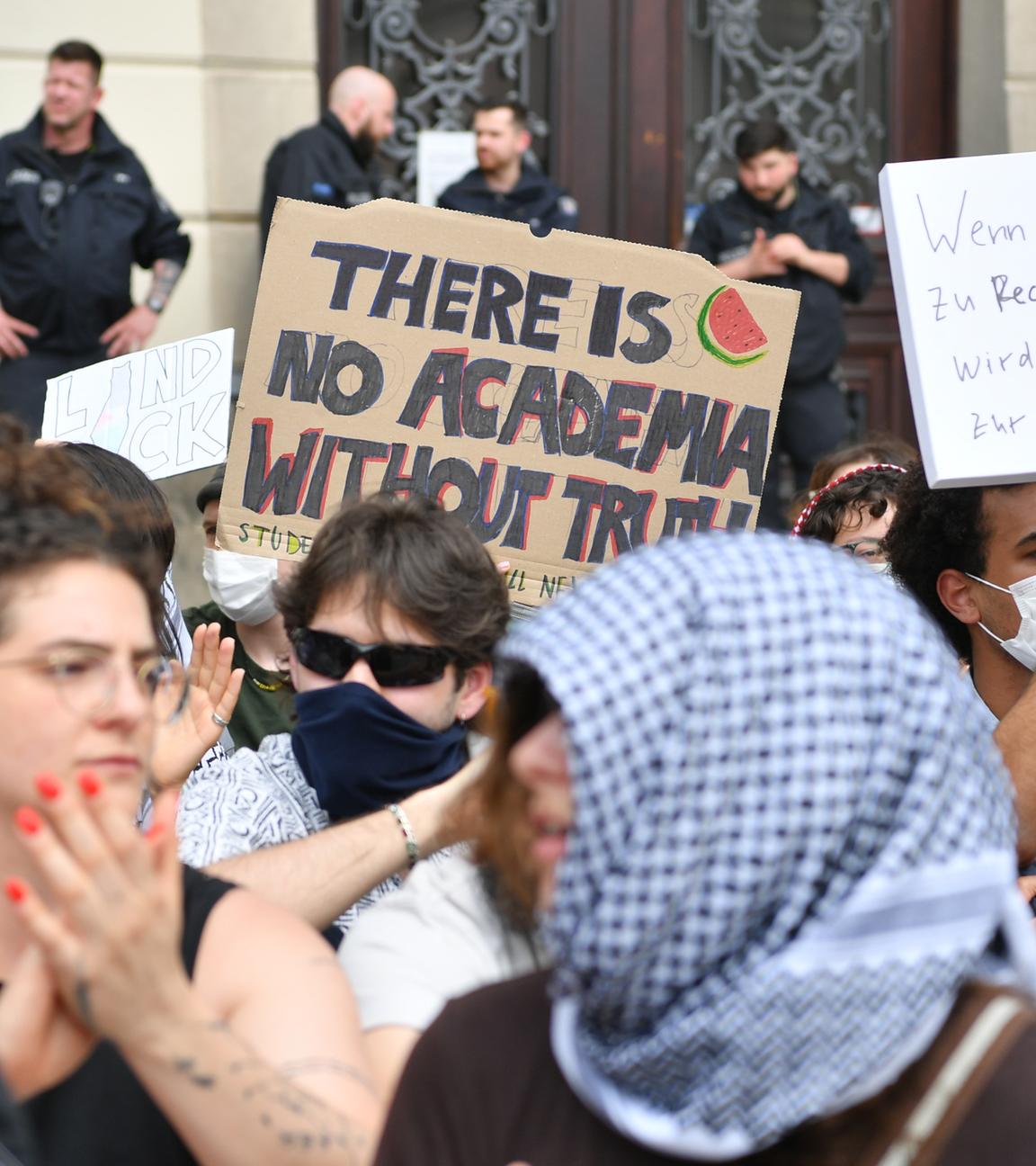Menschen protestieren auf dem Gelände der Humboldt-Universität Berlin gegen den Krieg im Gazastreifen am 03.05.2024.