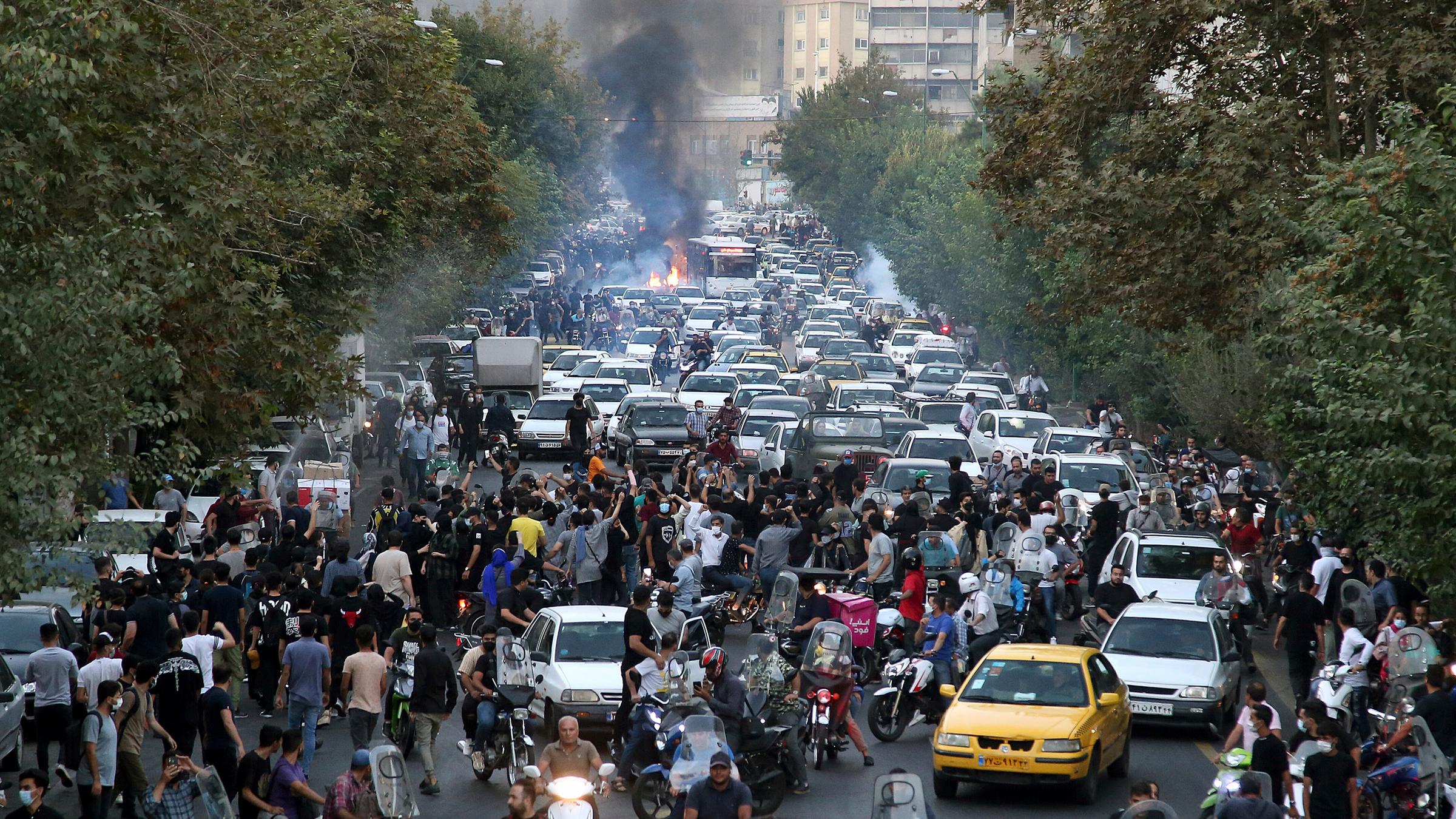 Iran, Tehran: Demonstranten skandieren während eines Protestes in der Innenstadt von Teheran Parolen gegen den Tod der 22-jährigen Iranerin Mahsa Amini. Archivbild