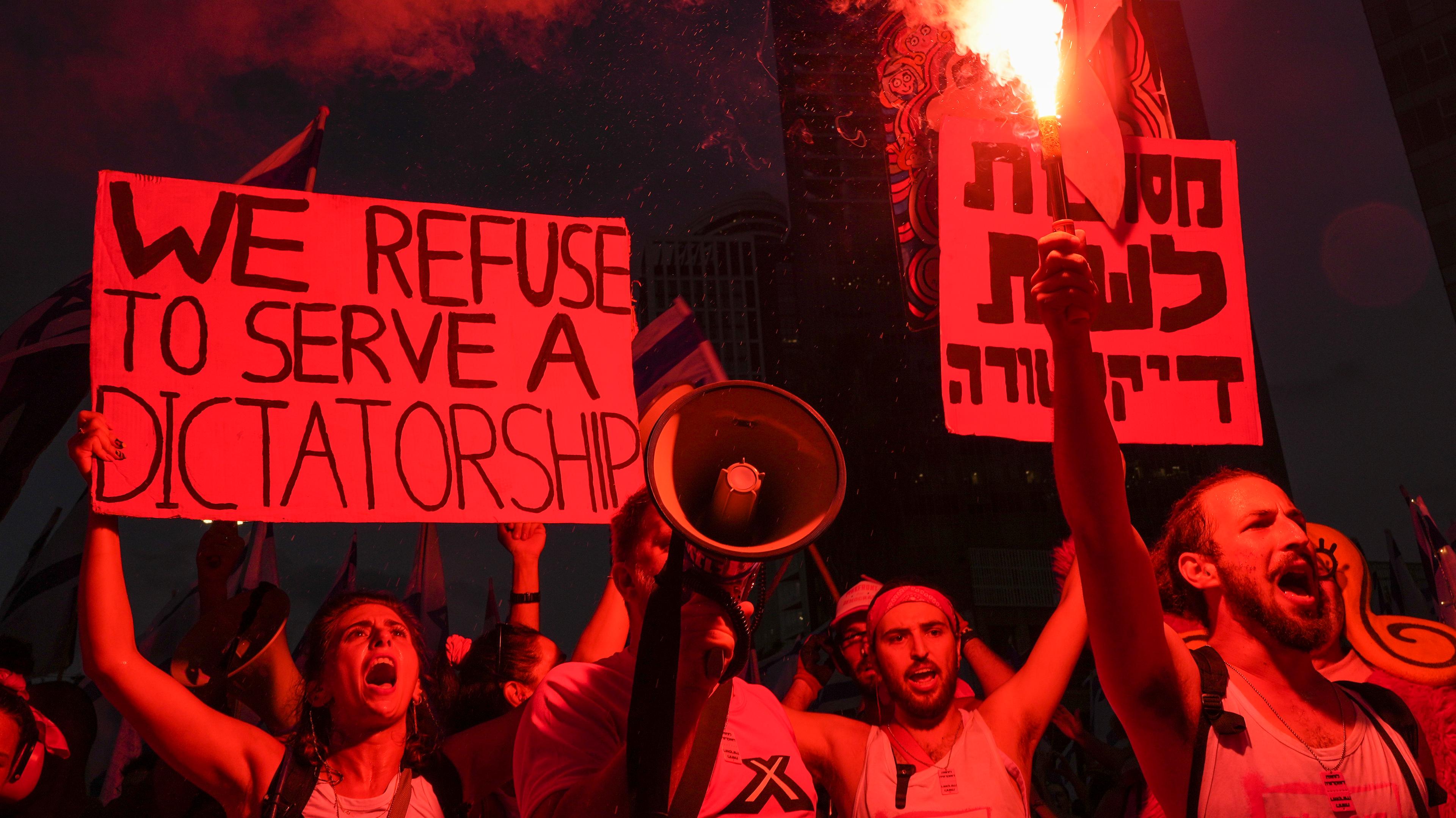 29.07.2023, Israel, Tel Aviv: Demonstranten nehmen an einem Protest gegen die Justizreform teil. 