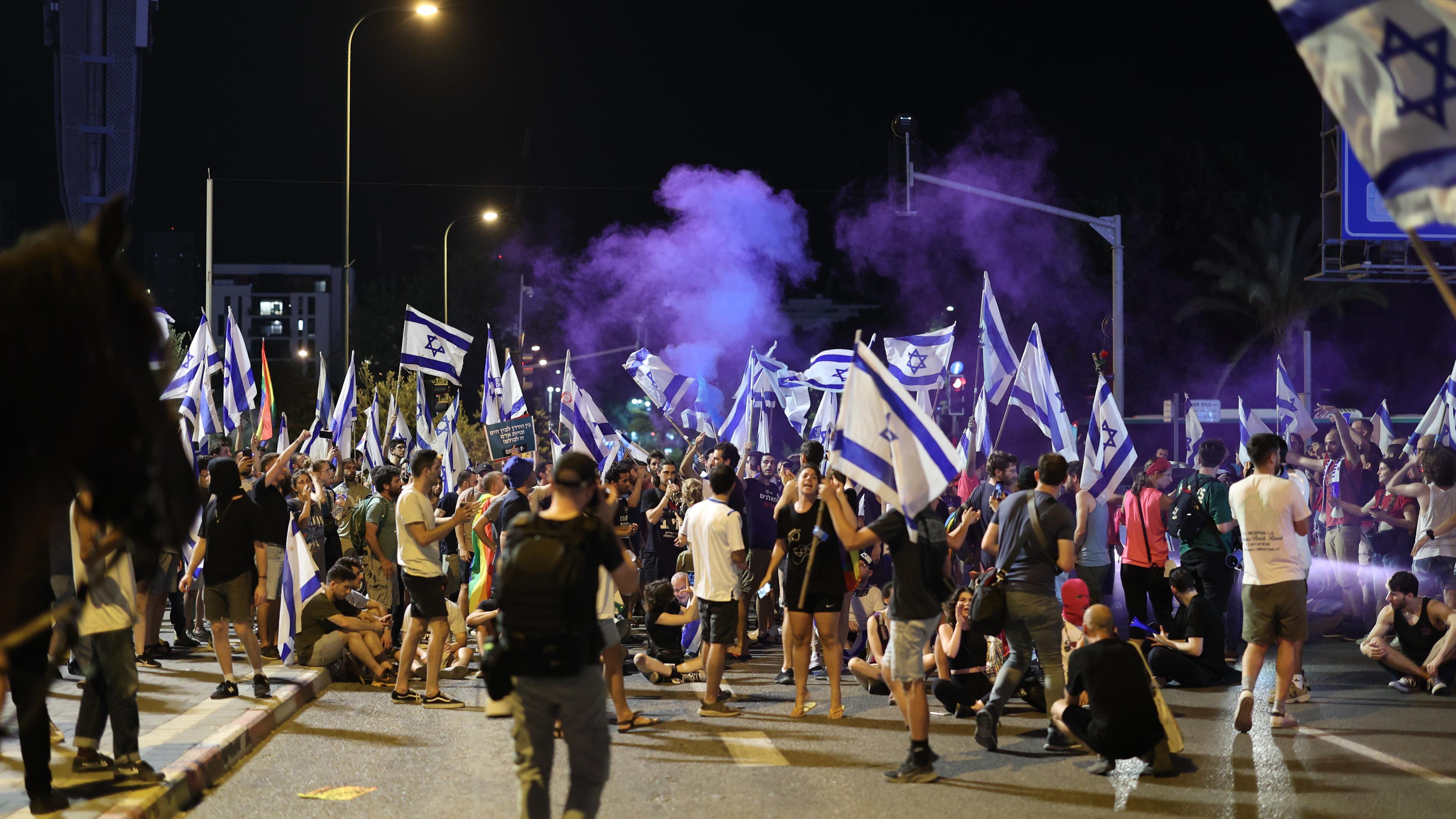 Israel, Tel-Aviv: Israelische Demonstranten nehmen an einer Demonstration gegen die Pläne der Regierung des israelischen Premierministers Netanjahu zur Umgestaltung des Justizsystems teil.