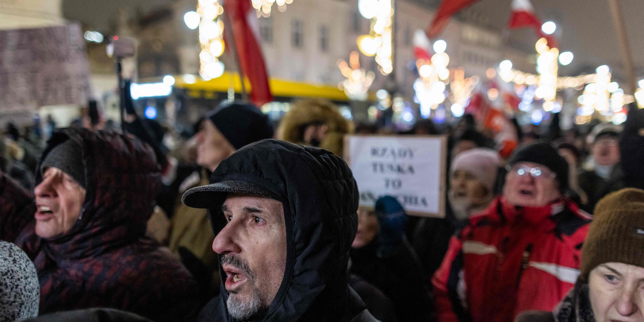 Anhänger der Partei Recht und Gerechtigkeit (PiS) demonstrieren zur Unterstützung des ehemaligen Innenministers Mariusz Kaminski und seines Stellvertreters Maciej Wasik nach ihrer Festnahme vor dem Präsidentenpalast in Warschau am 10. Januar 2024. 
