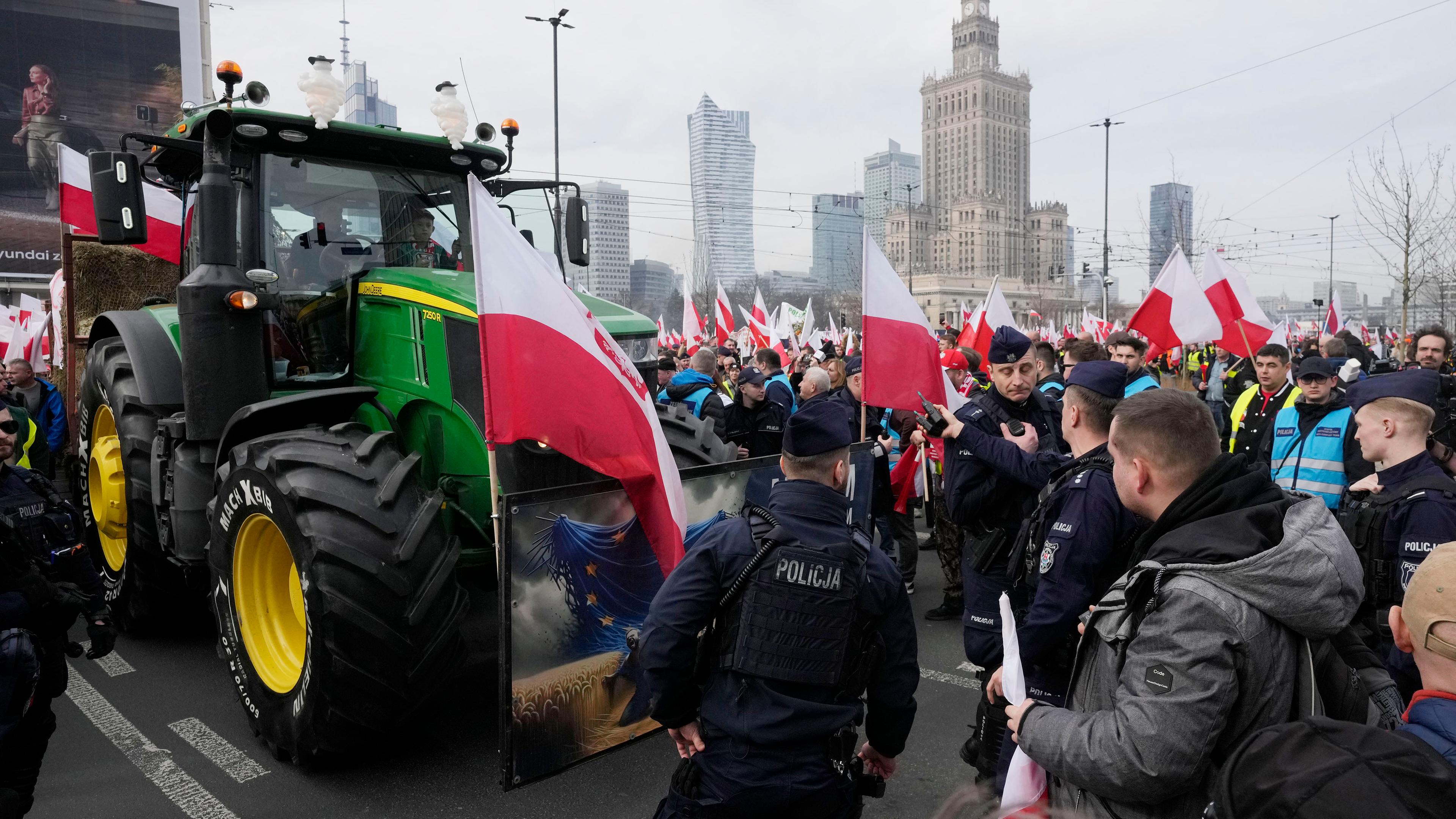 Polen, Warschau: Polnische Landwirte demontrieren in Warschau gegen die EU-Agrarpolitik und die Einfuhr günstiger Agrarprodukte aus der Ukraine.