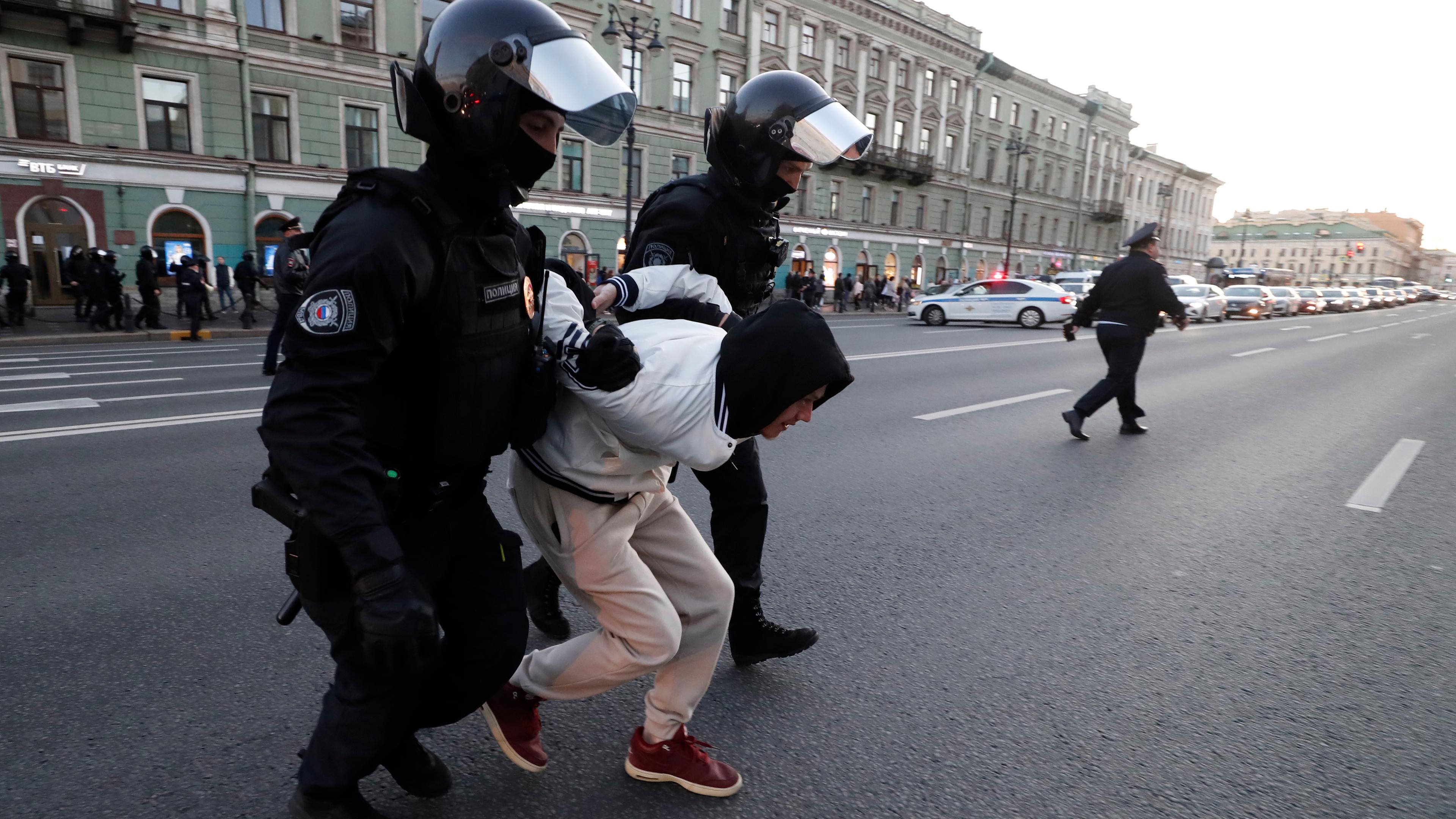 Archiv: Russische Polizisten nehmen einen Demonstranten in Sankt Petersburg, Russland, fest