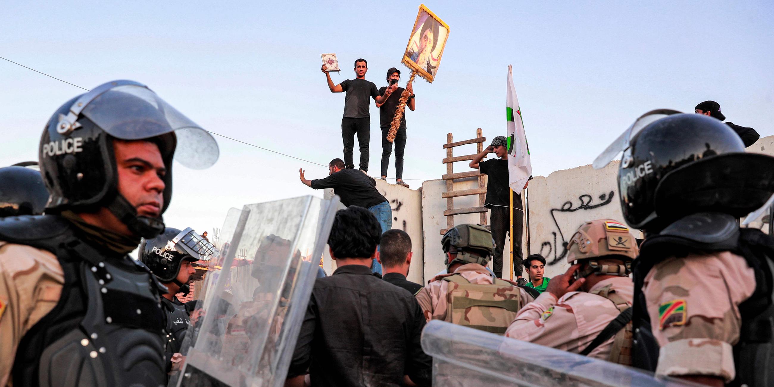 Die irakische Bereitschaftspolizei versucht, Anhänger des irakischen schiitischen Geistlichen Moqtada al-Sadr zu zerstreuen, die sich am 20.07.2023 zu einem Protest vor der schwedischen Botschaft in Bagdad versammelt haben.